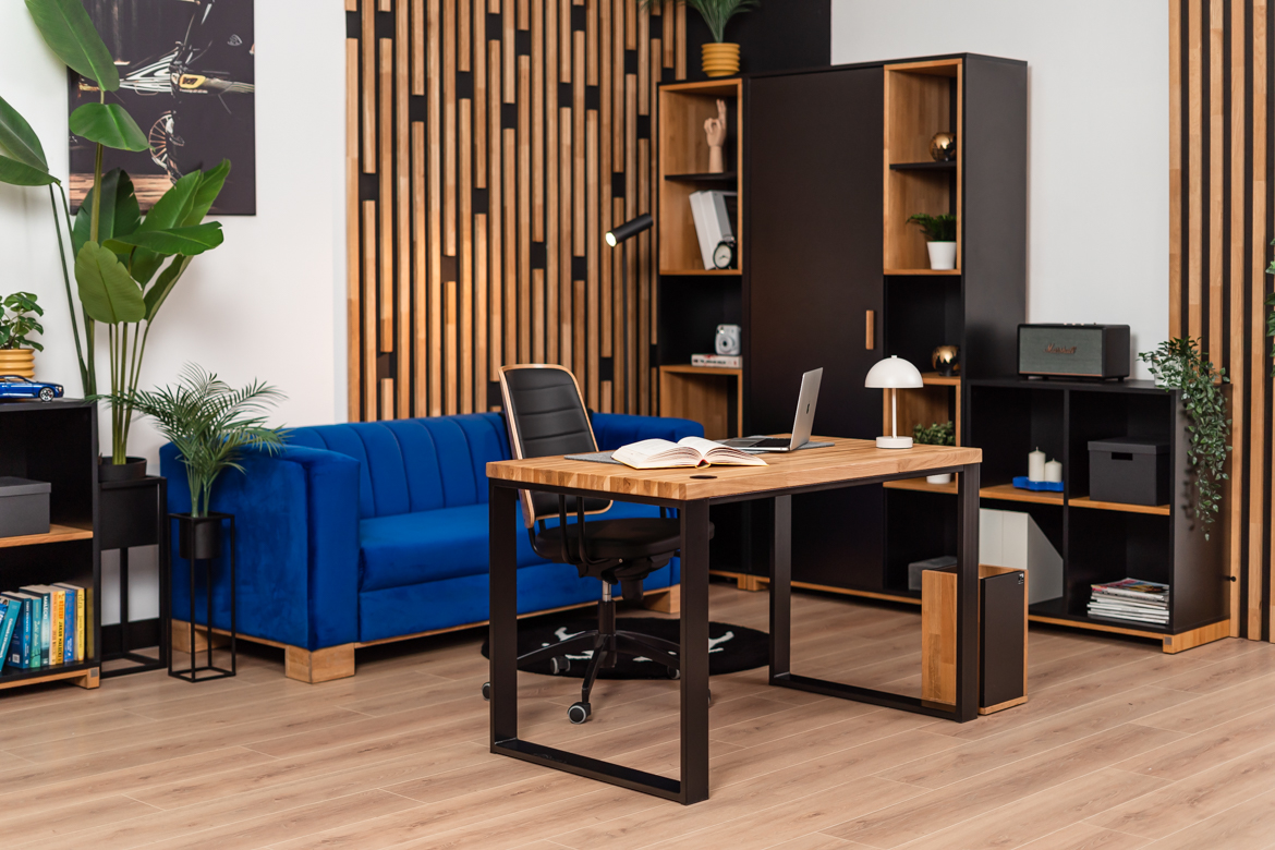 Bureau avec plateau en bois pour la maison des adolescents