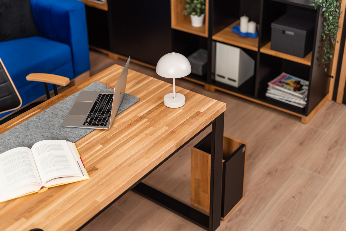Bureau avec plateau en bois pour la maison des adolescents