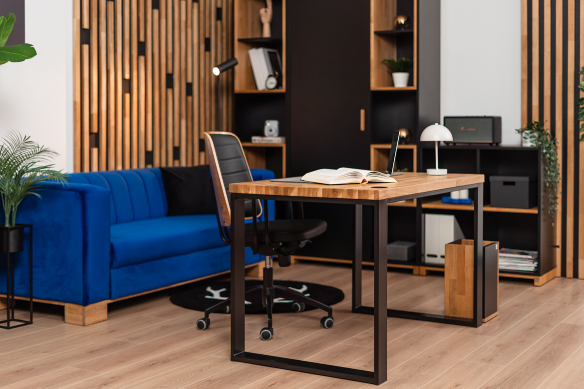 Bureau avec plateau en bois pour la maison des adolescents