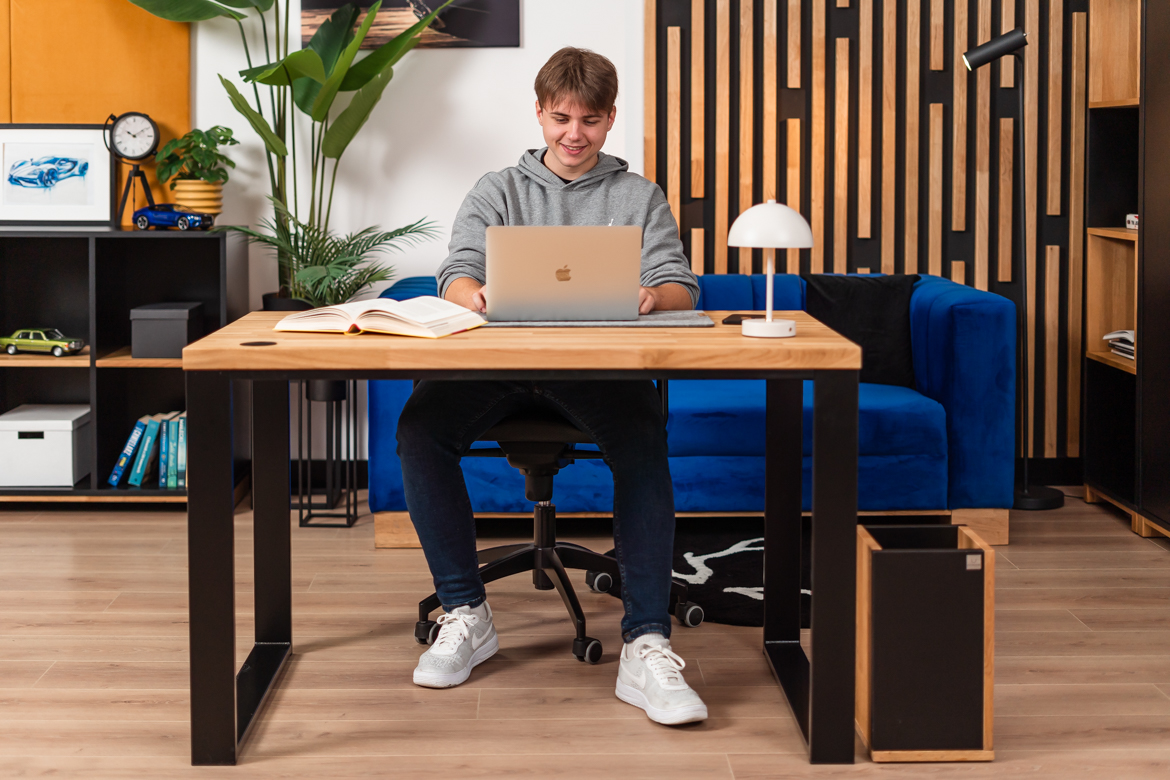 Bureau avec plateau en bois pour la maison des adolescents