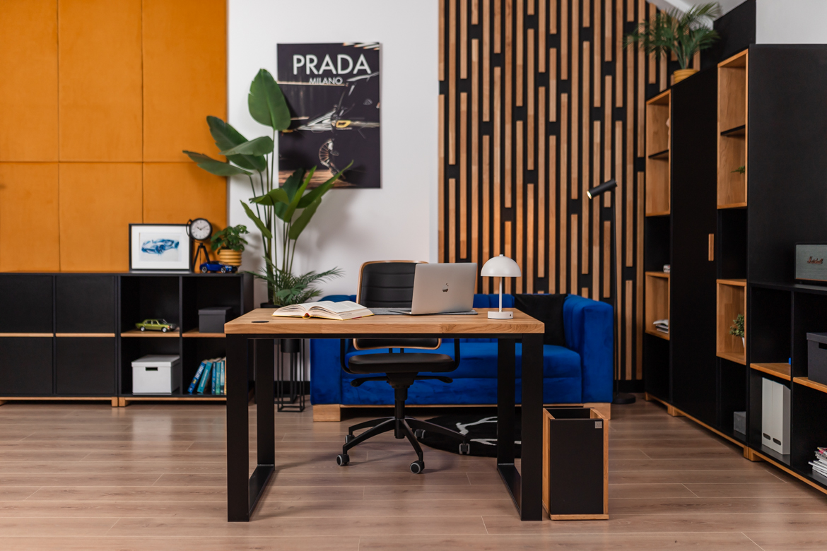 Bureau avec plateau en bois pour la maison des adolescents
