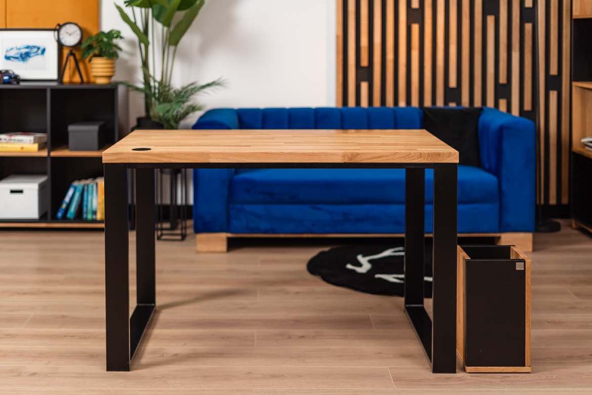 Bureau avec plateau en bois pour la maison des adolescents