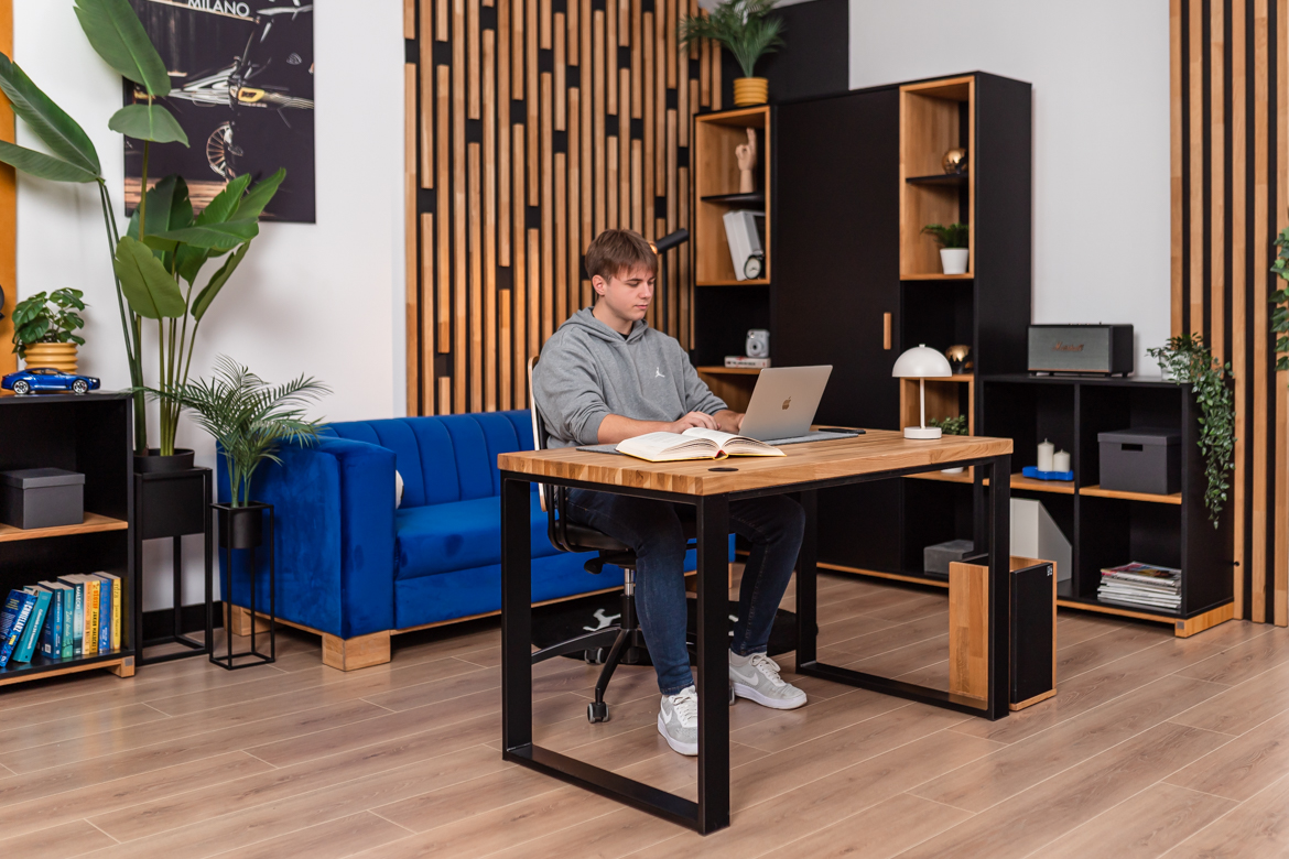 Bureau avec plateau en bois pour la maison des adolescents