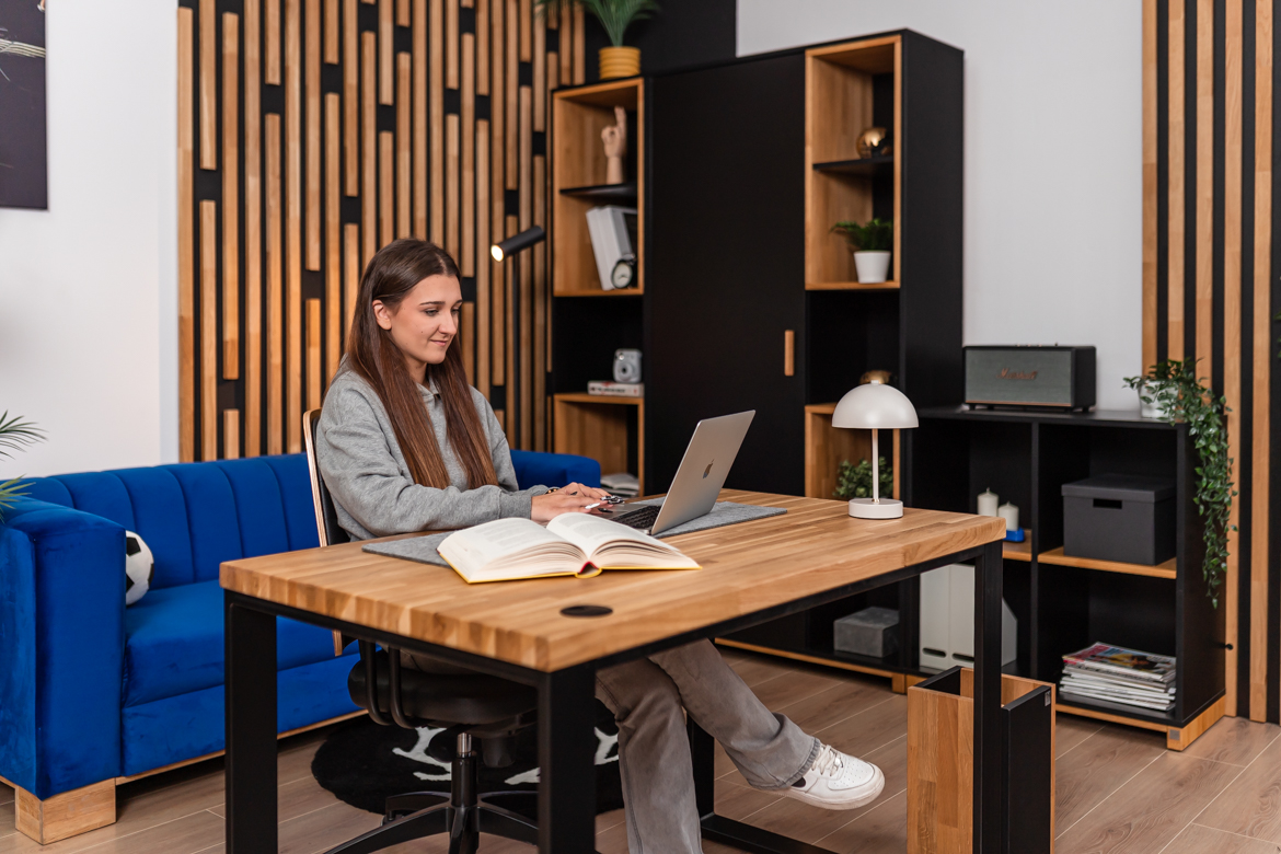 Bureau avec plateau en bois pour la maison des adolescents