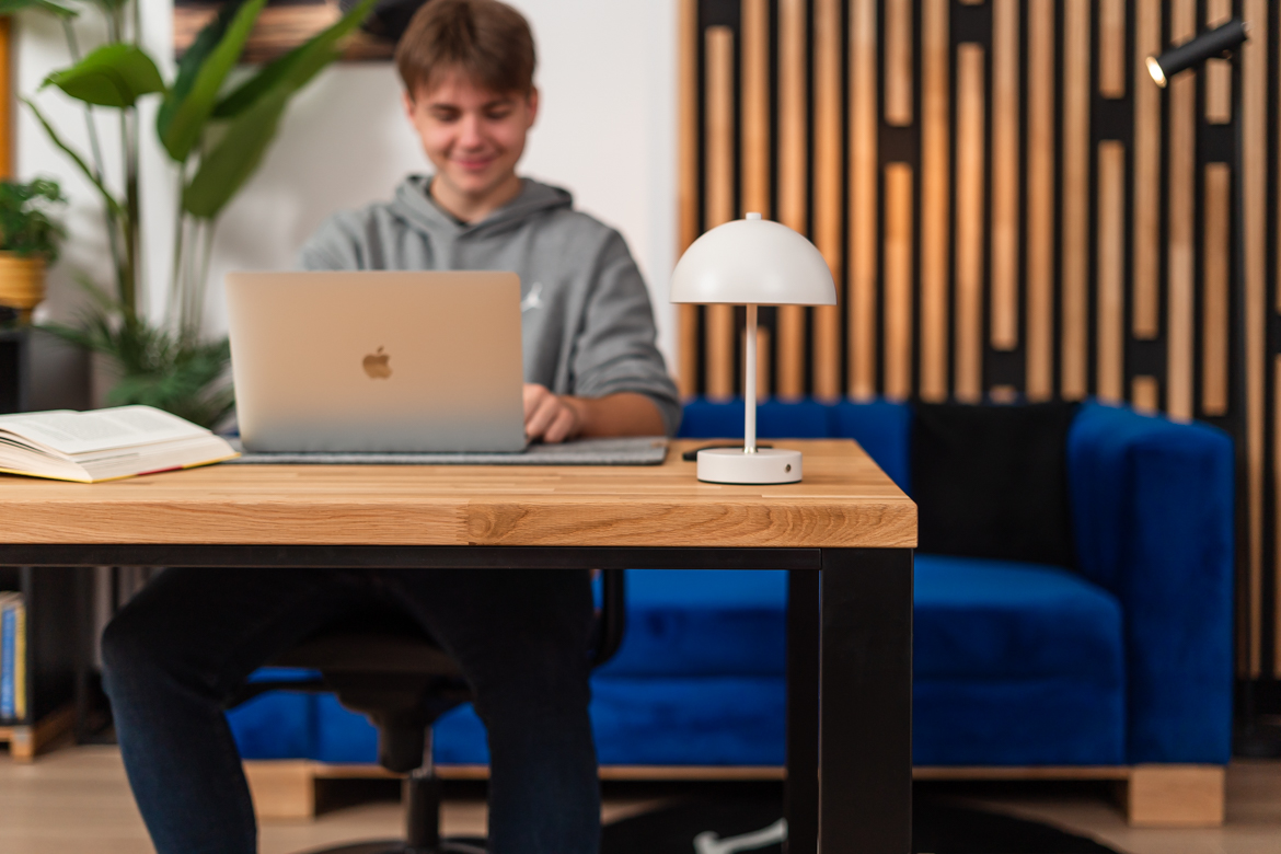 Bureau avec plateau en bois pour la maison des adolescents