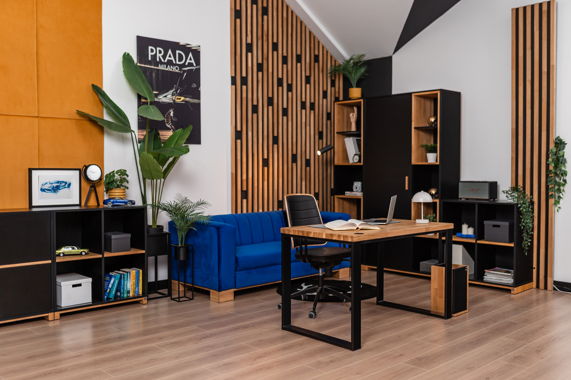 Bureau avec plateau en bois pour la maison des adolescents