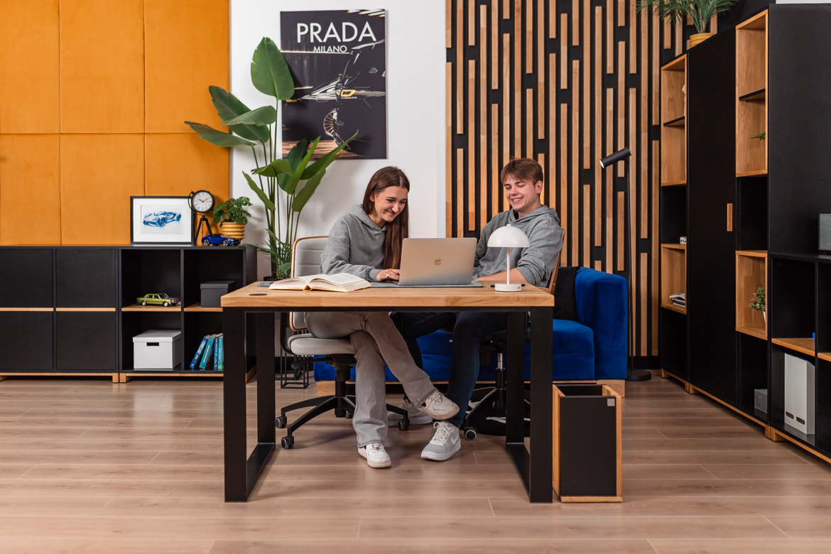 Bureau avec plateau en bois pour la maison des adolescents