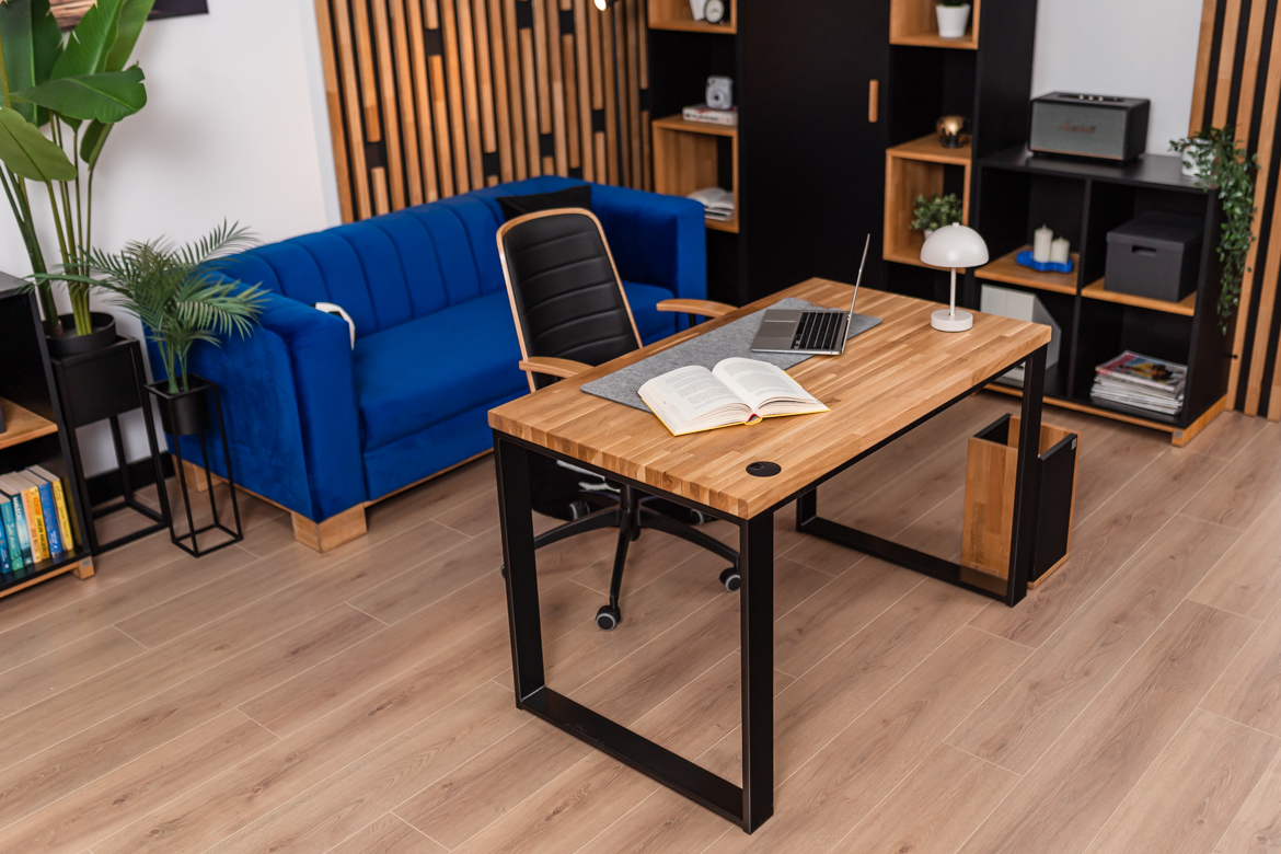 Bureau avec plateau en bois pour la maison des adolescents
