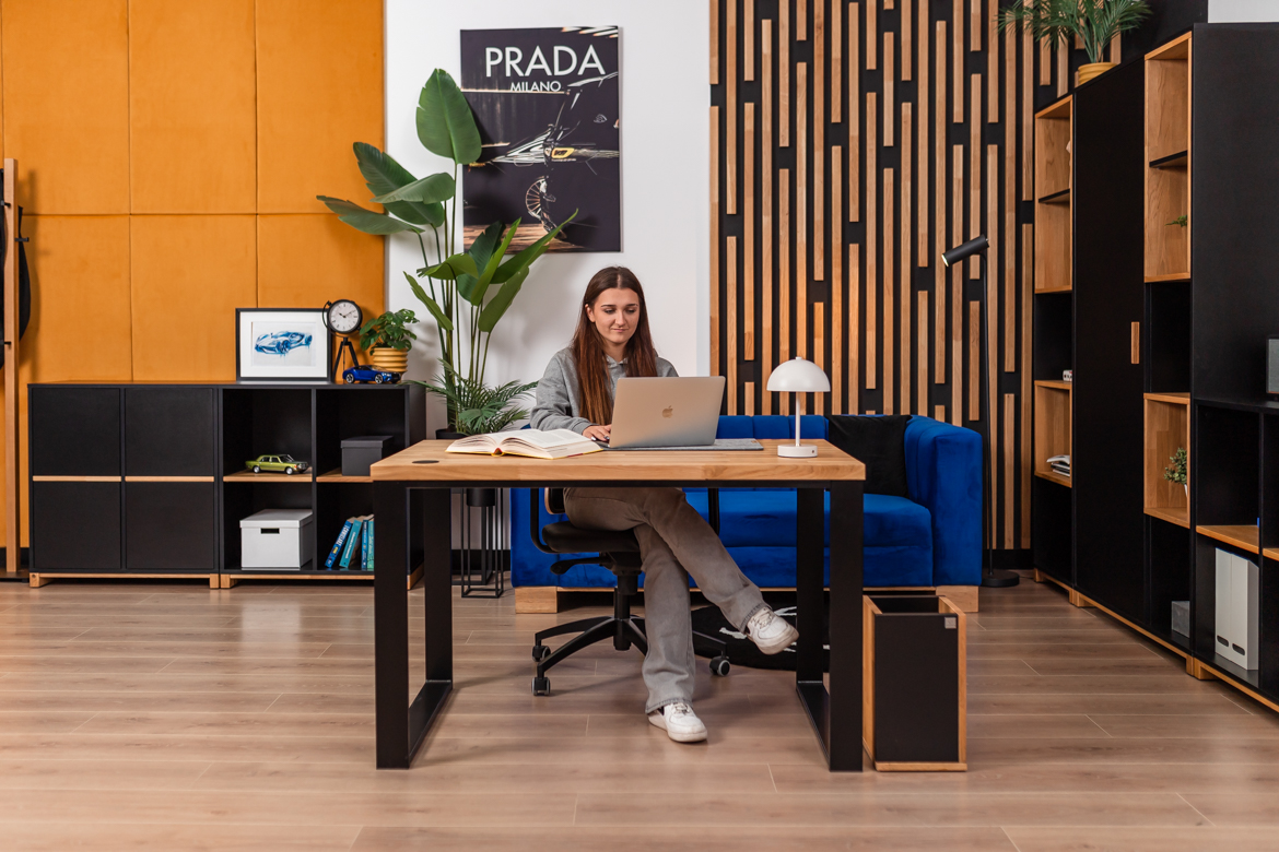 Bureau avec plateau en bois pour la maison des adolescents