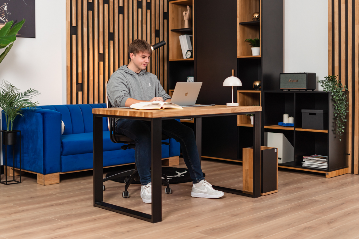 Bureau avec plateau en bois pour la maison des adolescents