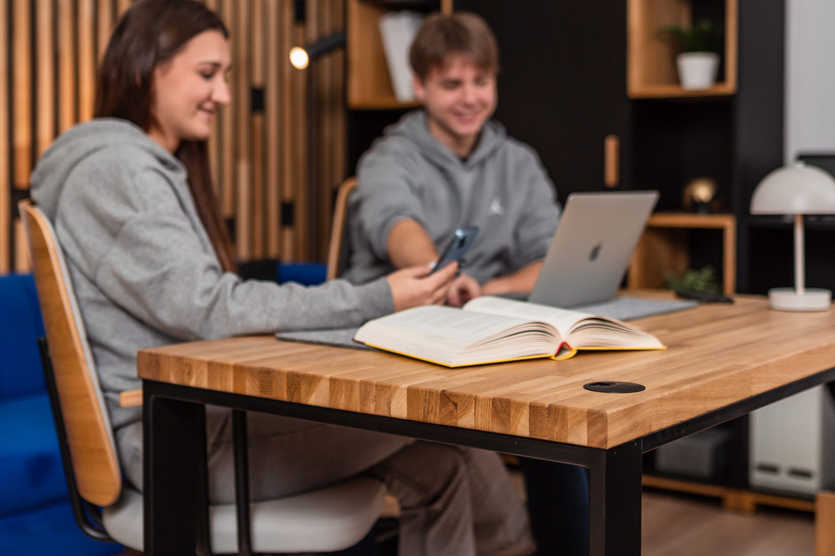 Bureau avec plateau en bois pour la maison des adolescents