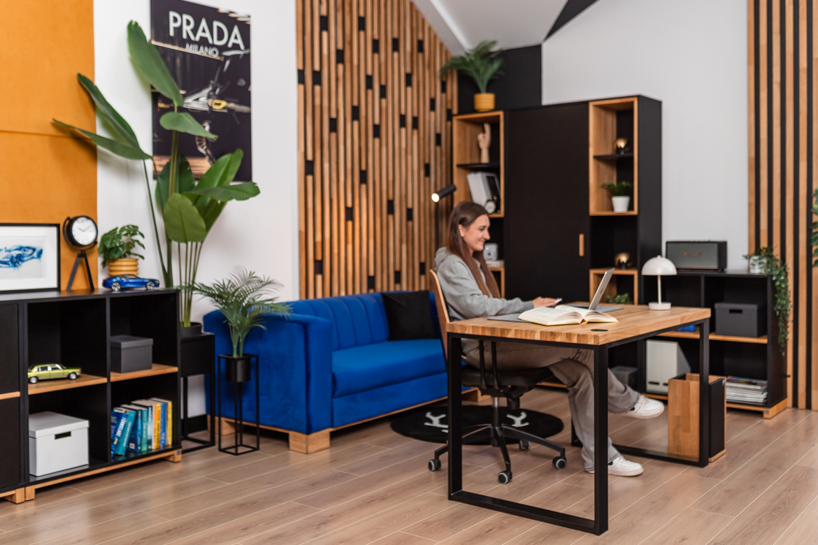 Bureau avec plateau en bois pour la maison des adolescents