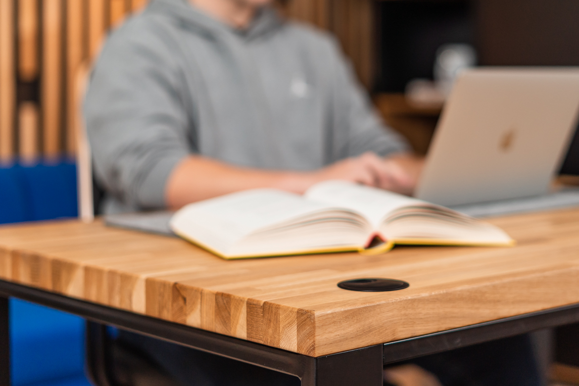 Bureau avec plateau en bois pour la maison des adolescents