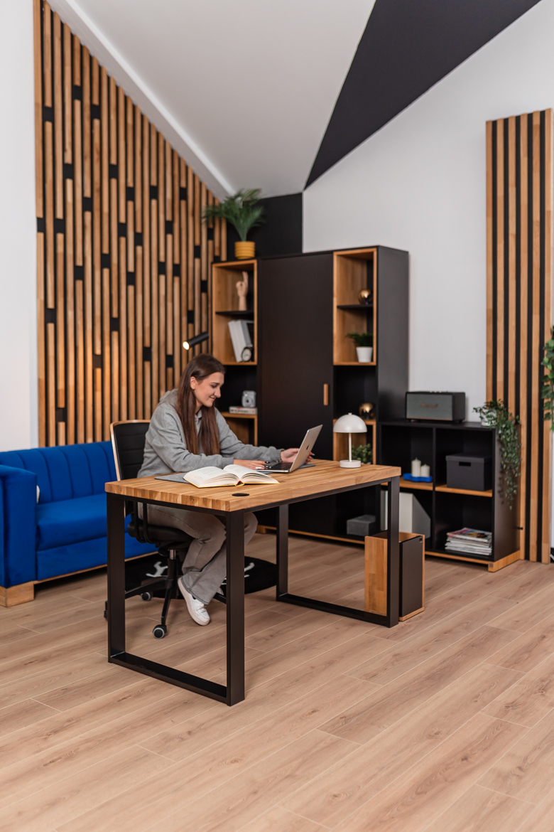 Bureau avec plateau en bois pour la maison des adolescents