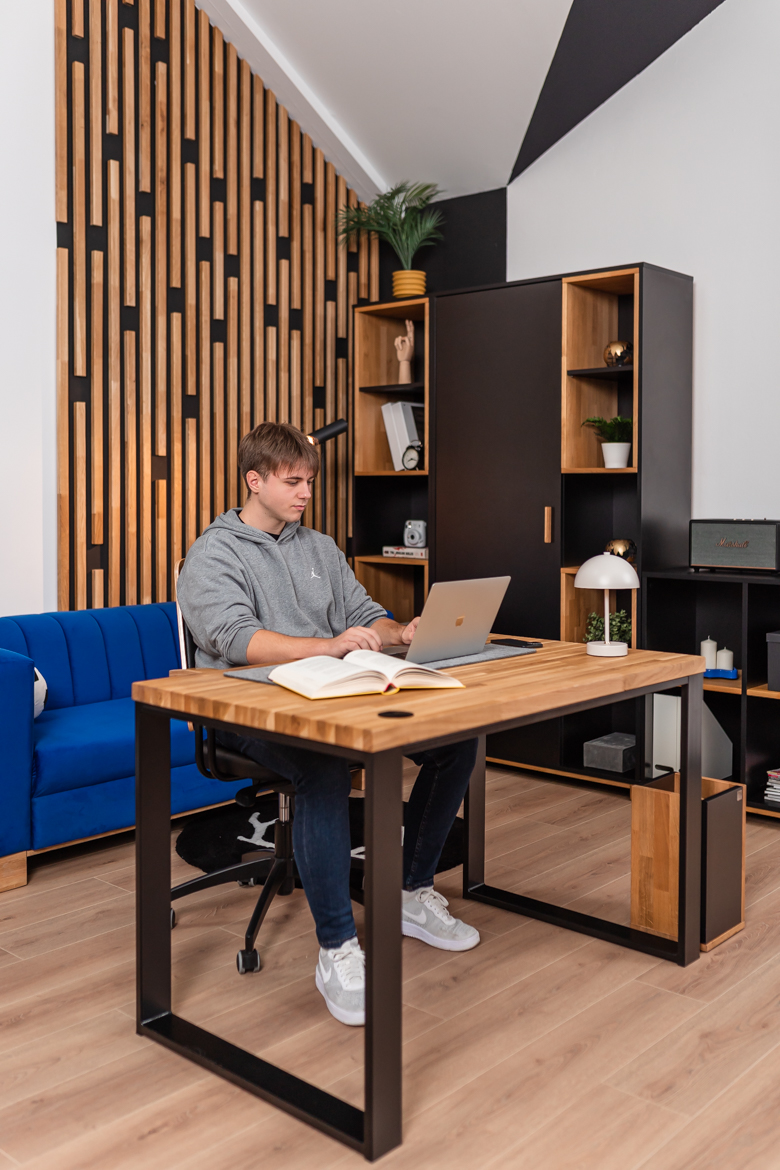 Bureau avec plateau en bois pour la maison des adolescents
