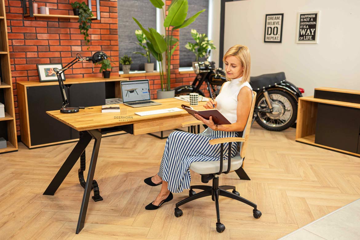 Bureau actif sur pieds inclinés avec plateau en bois 160x70cm
