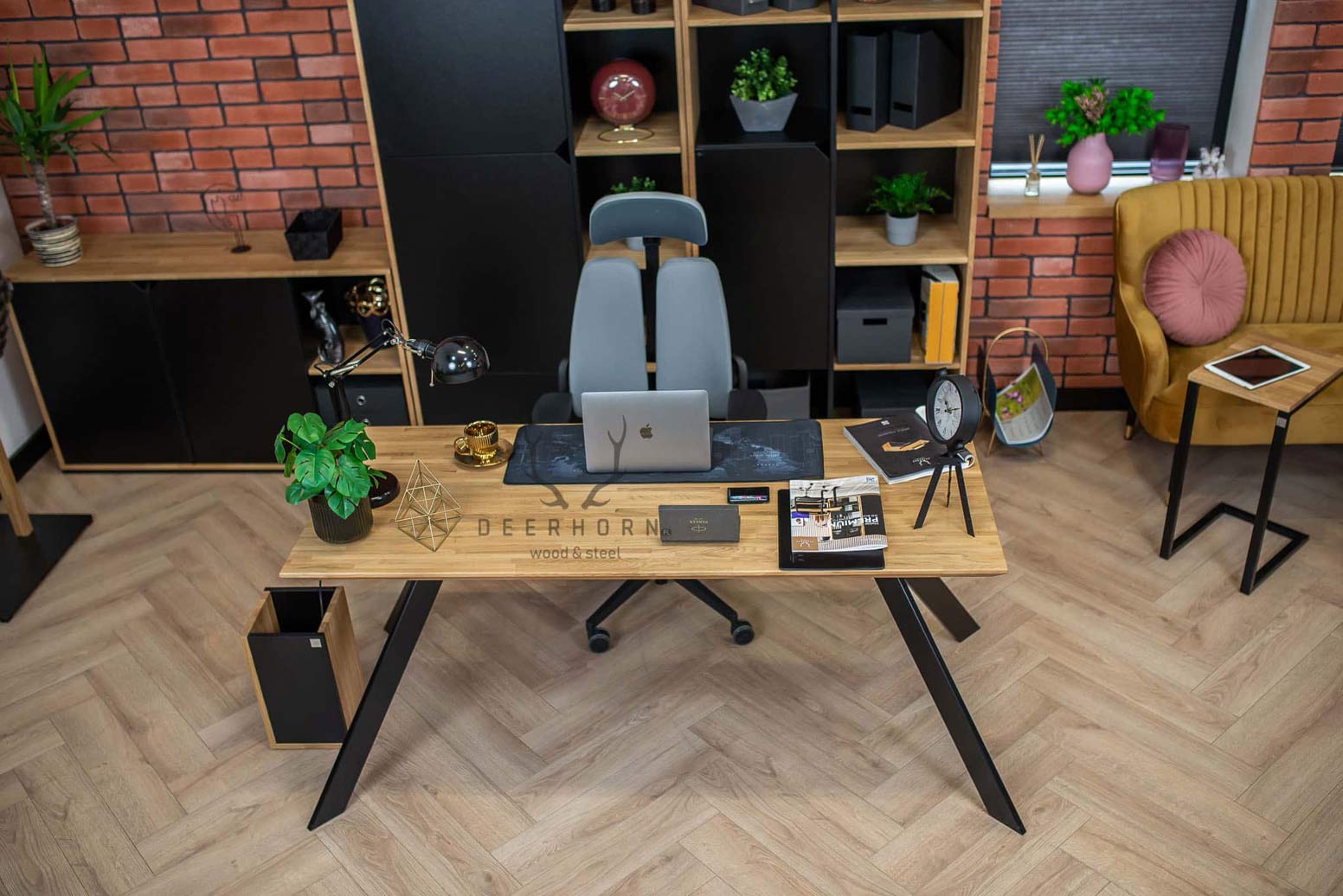 Bureau actif sur pieds inclinés avec plateau en bois 160x70cm