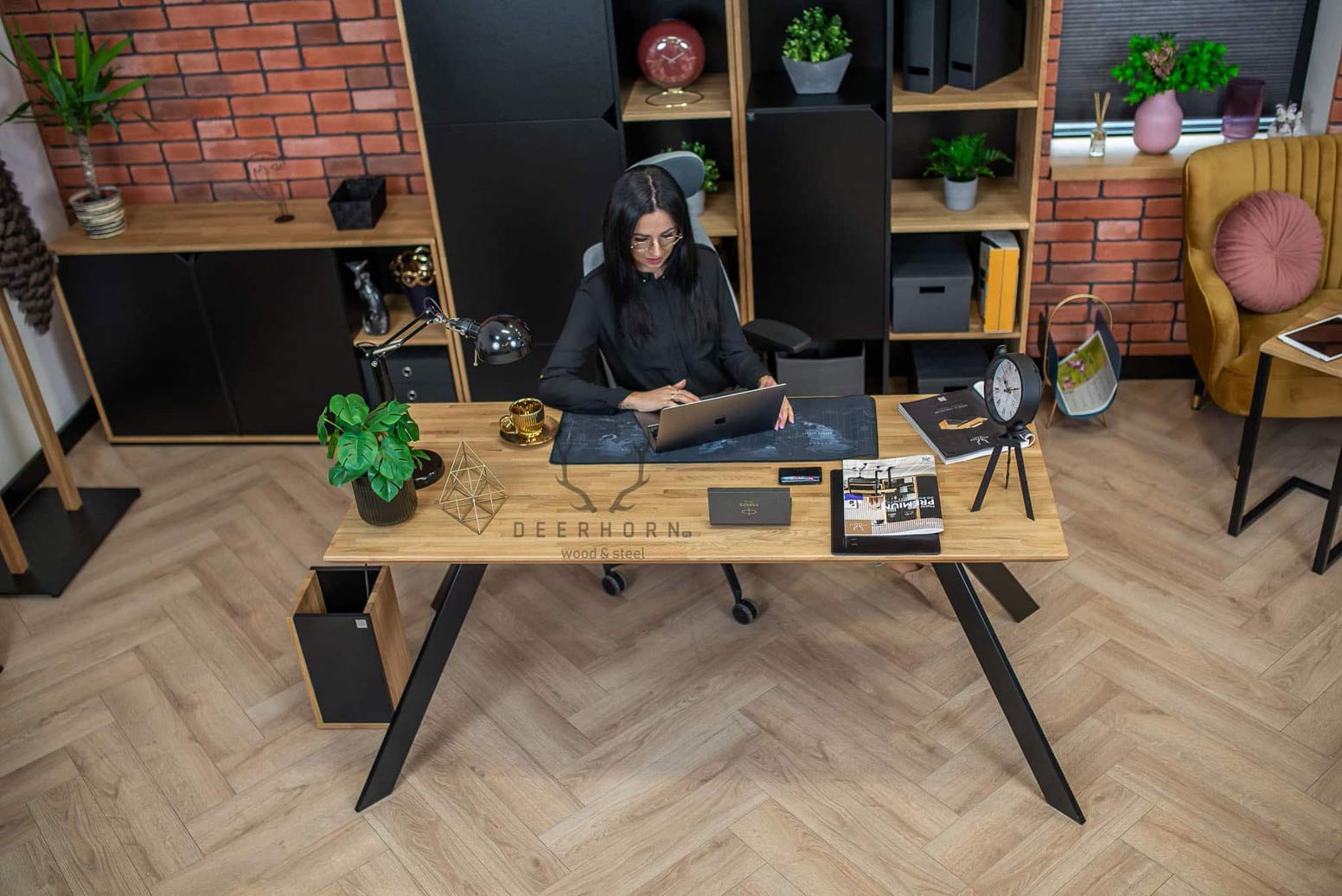 Bureau actif sur pieds inclinés avec plateau en bois 160x70cm