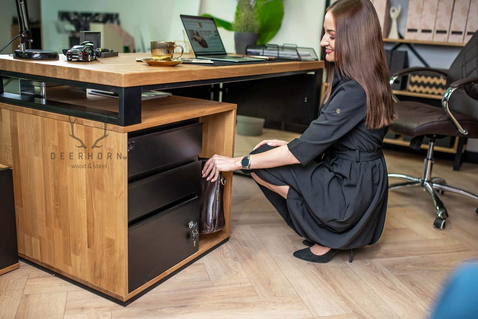 Bureau court avec plateau en bois pour petit bureau loft plus gauche