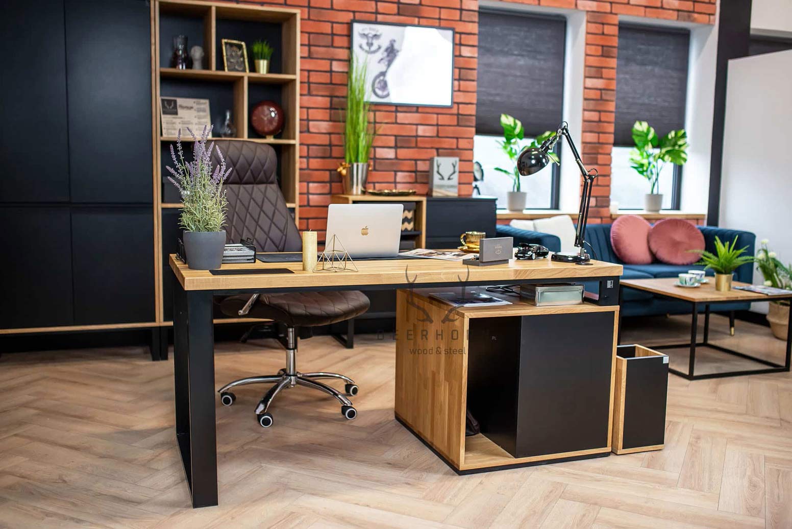 Bureau court avec plateau en bois pour petit bureau loft plus gauche