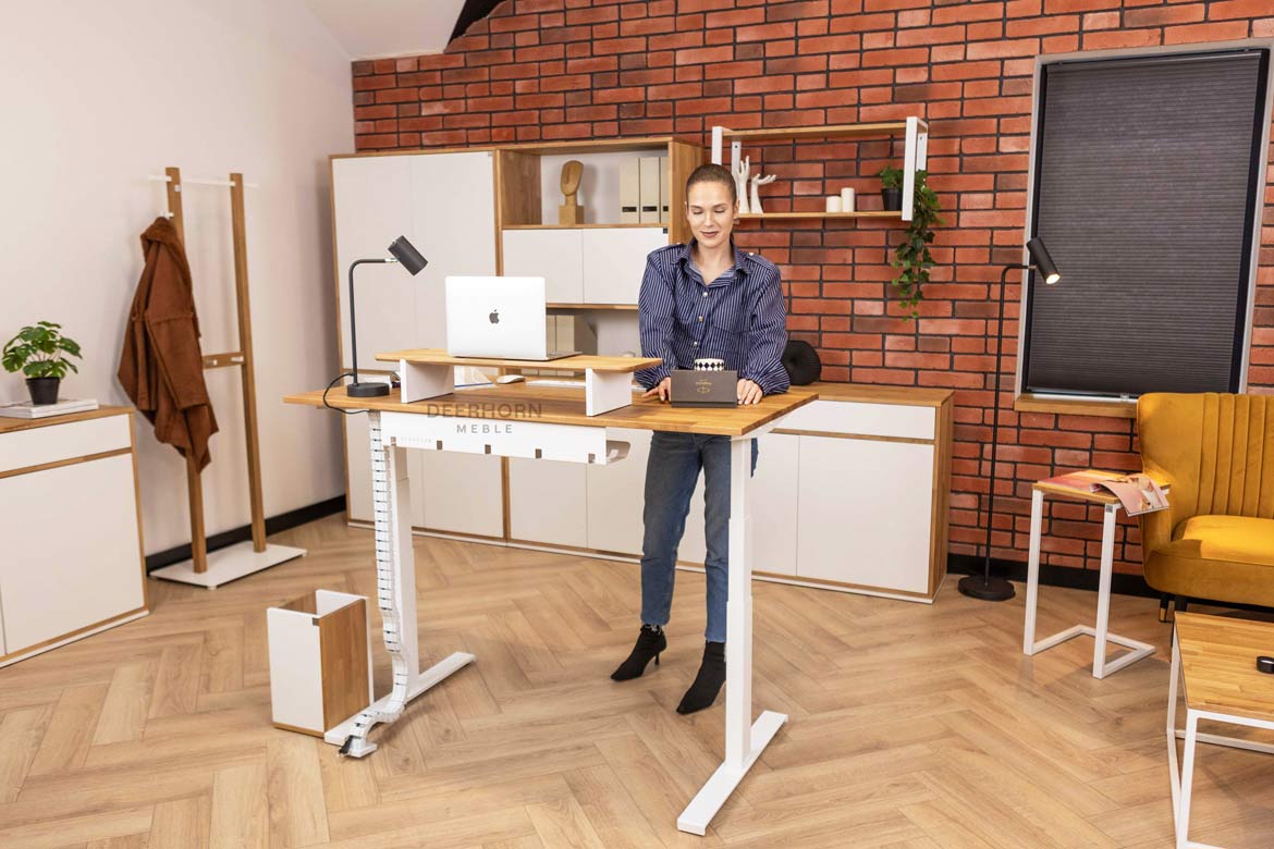 Weißer verstellbarer Holzschreibtisch Slim