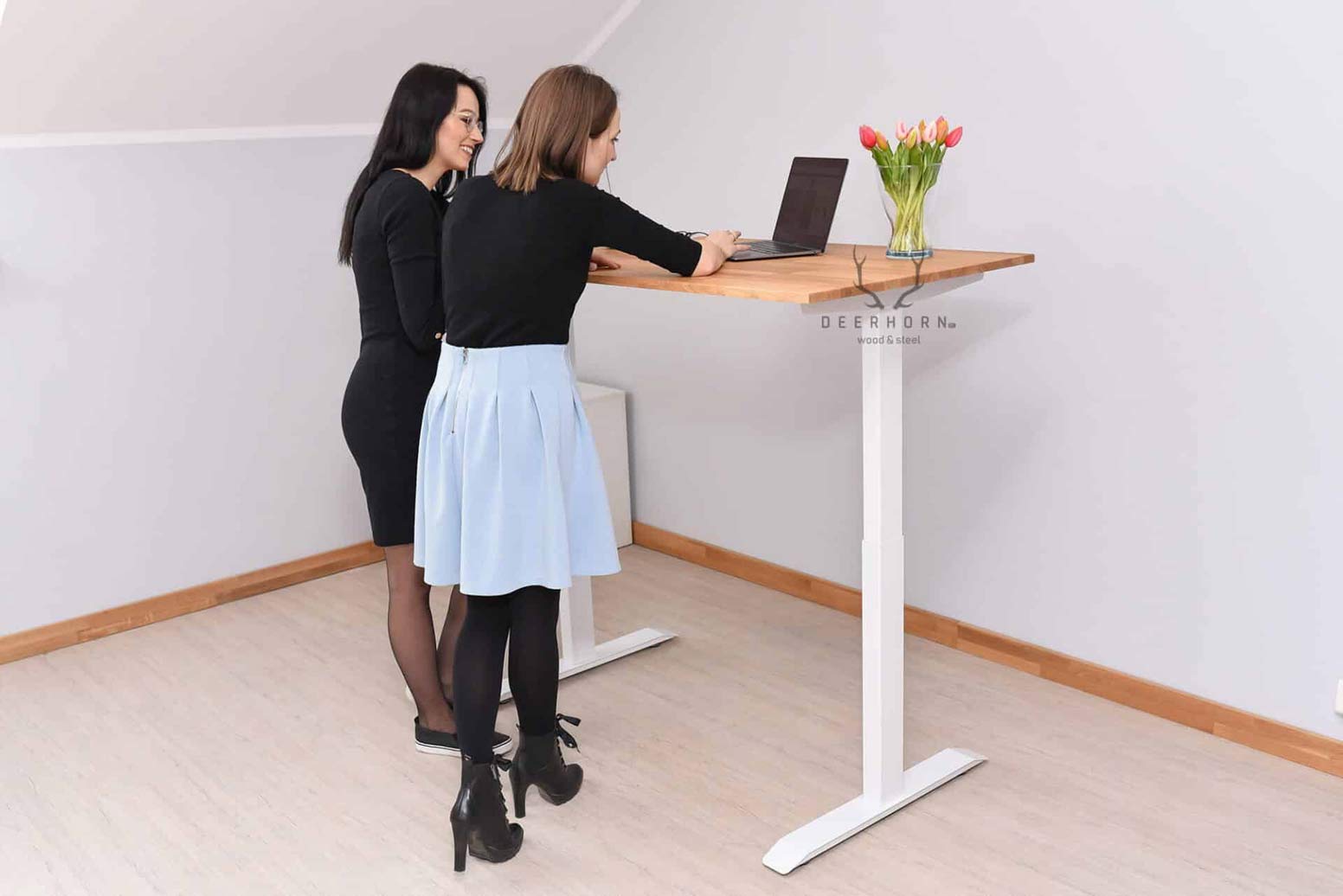 Weißer verstellbarer Holzschreibtisch Slim