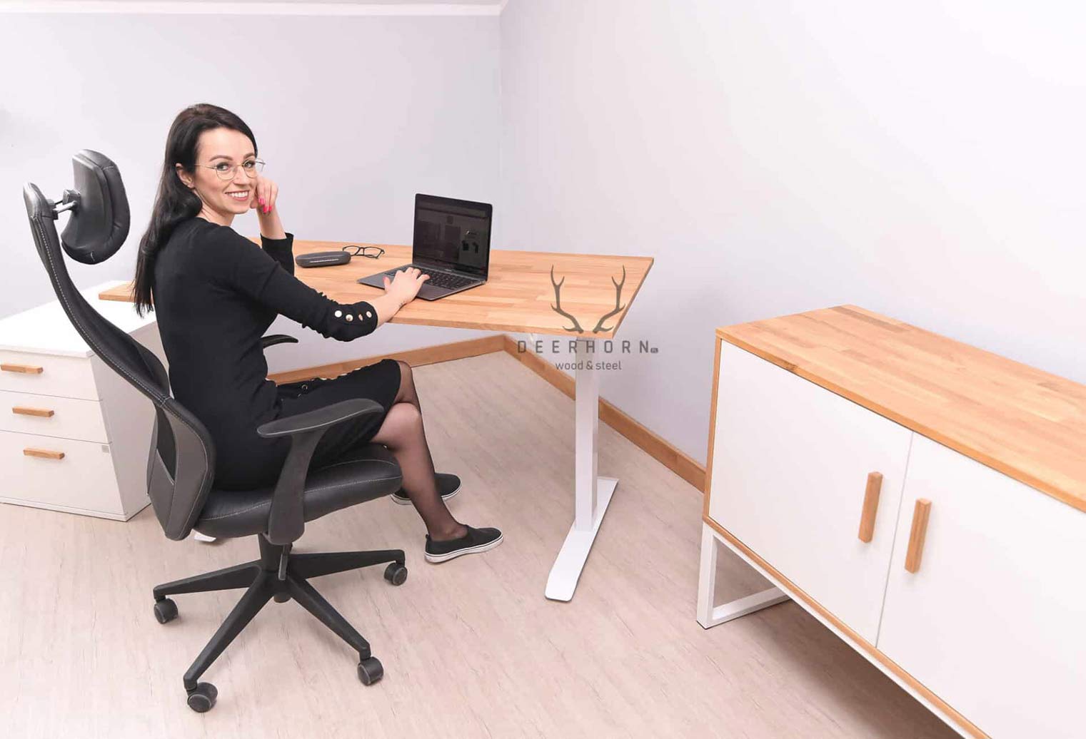 Weißer verstellbarer Holzschreibtisch Slim