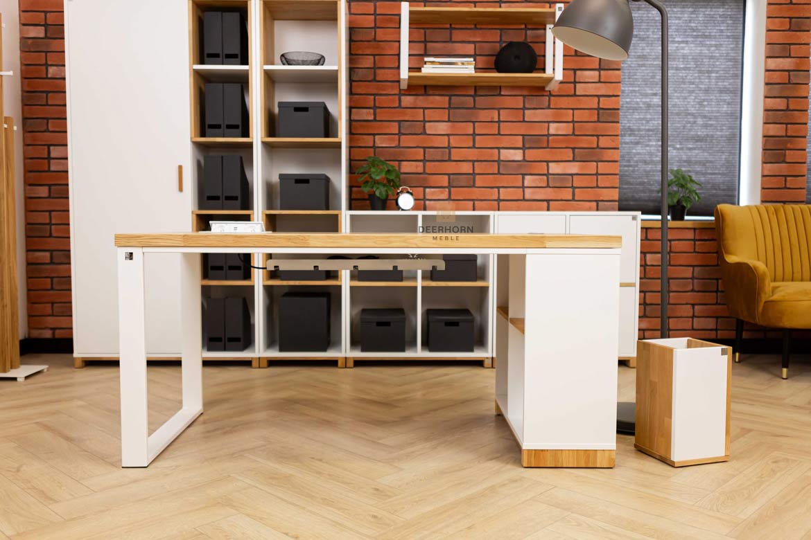 Weißer skandinavischer Bürotisch mit Regalen für Dokumente und Aktenordner