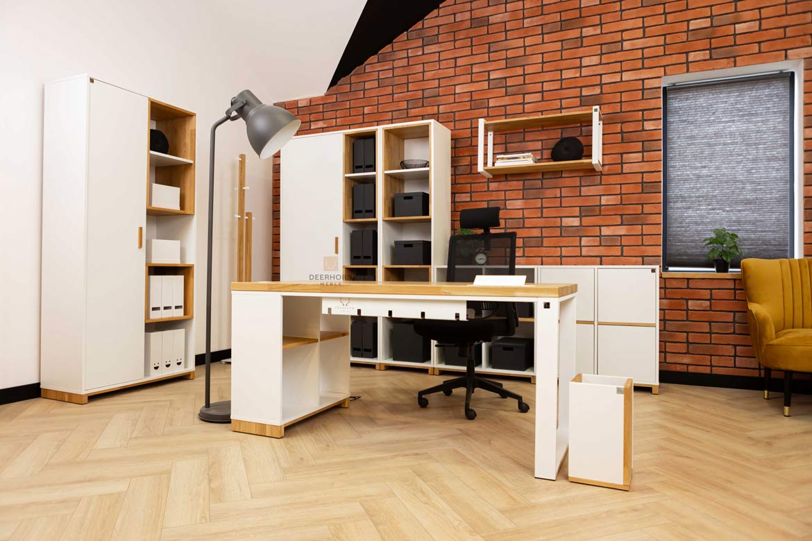 Weißer skandinavischer Bürotisch mit Regalen für Dokumente und Aktenordner