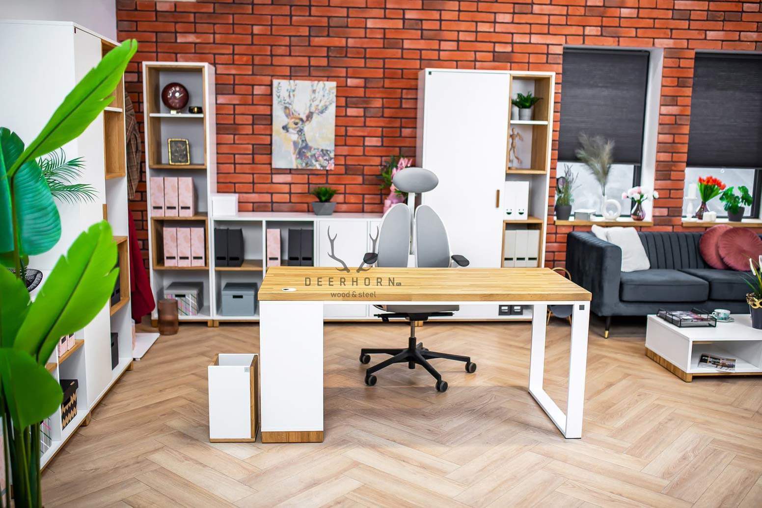 Weißer skandinavischer Bürotisch mit Regalen für Dokumente und Aktenordner