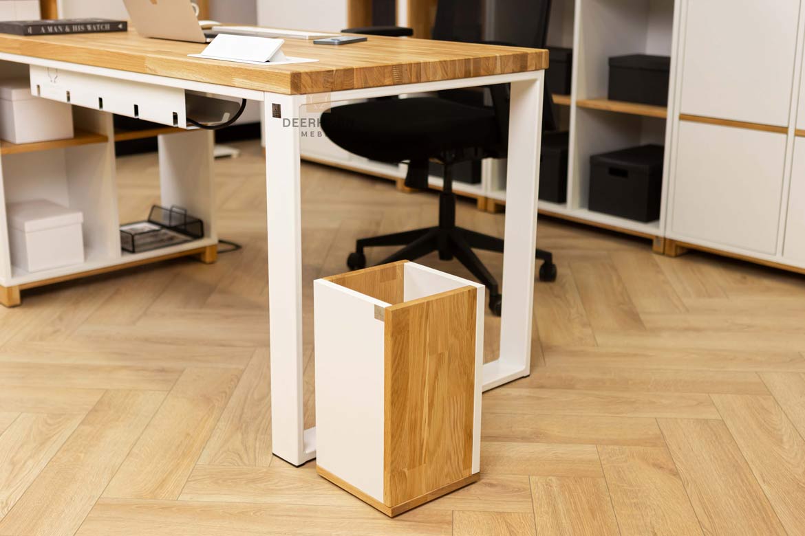Weißer skandinavischer Bürotisch mit Regalen für Dokumente und Aktenordner