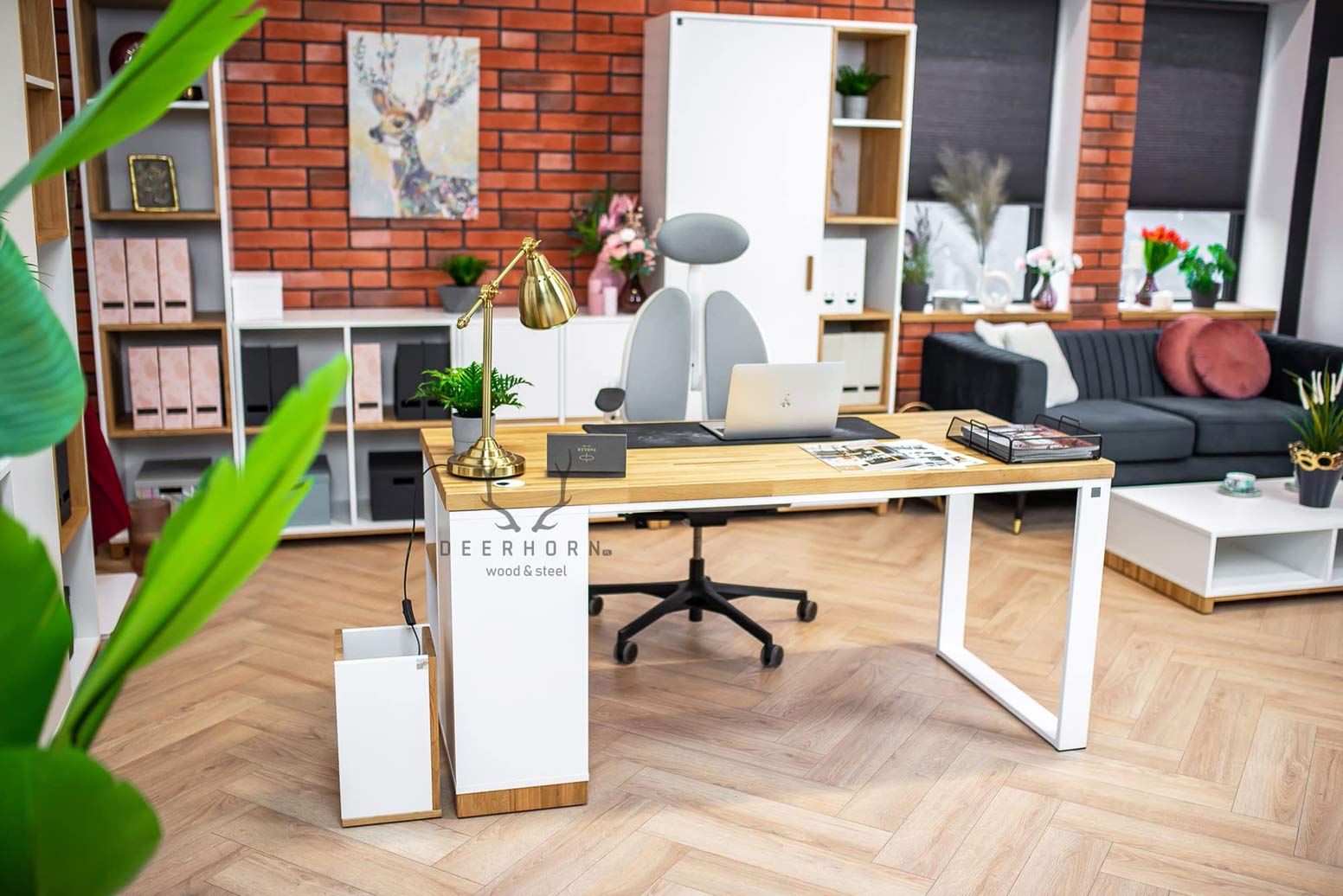 Weißer skandinavischer Bürotisch mit Regalen für Dokumente und Aktenordner