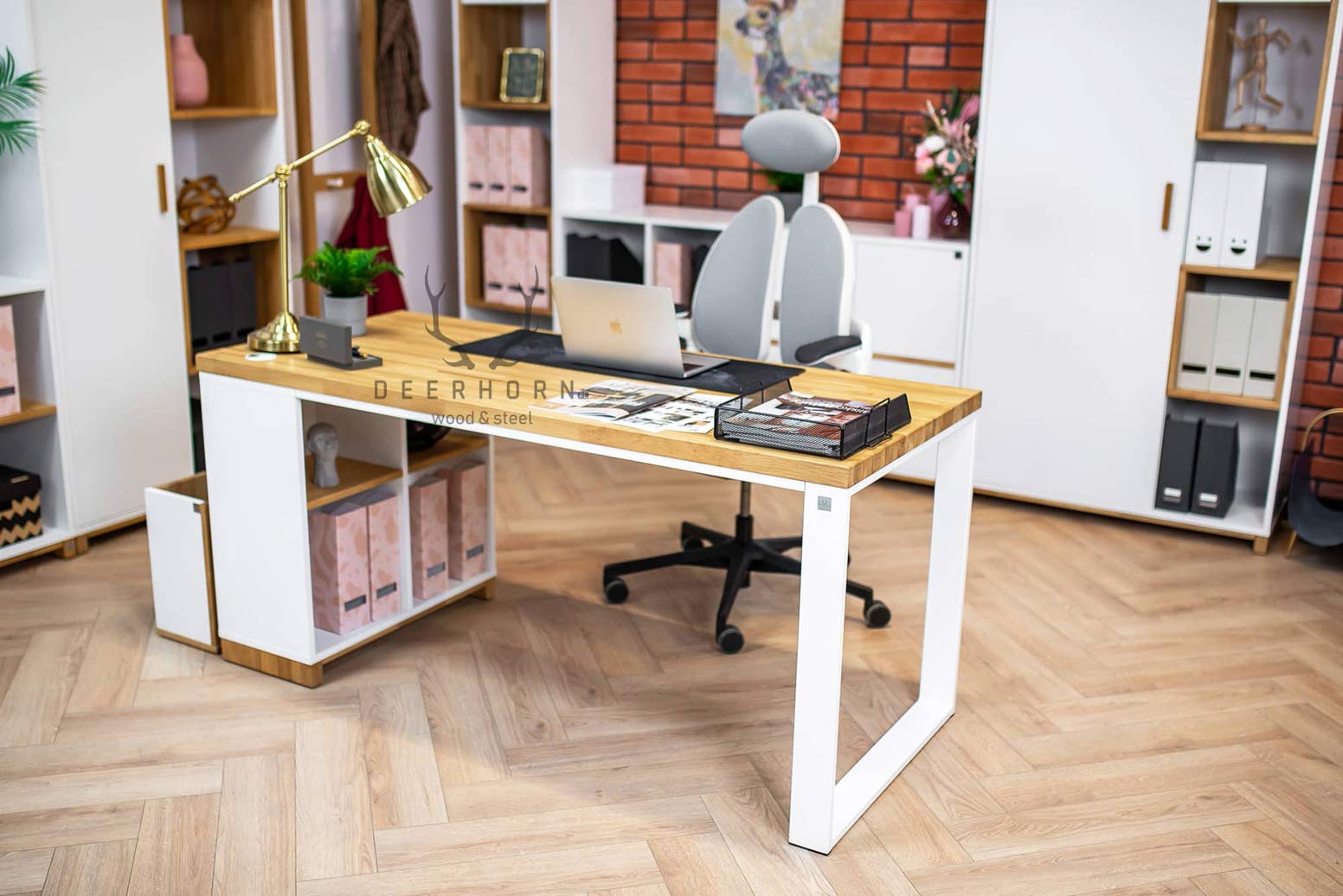 Weißer skandinavischer Bürotisch mit Regalen für Dokumente und Aktenordner