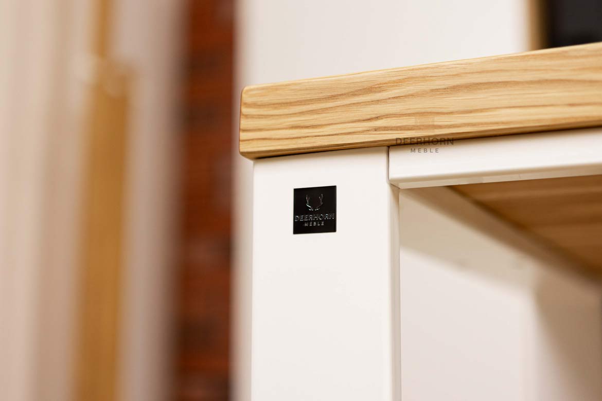 Weißer skandinavischer Bürotisch mit Regalen für Dokumente und Aktenordner