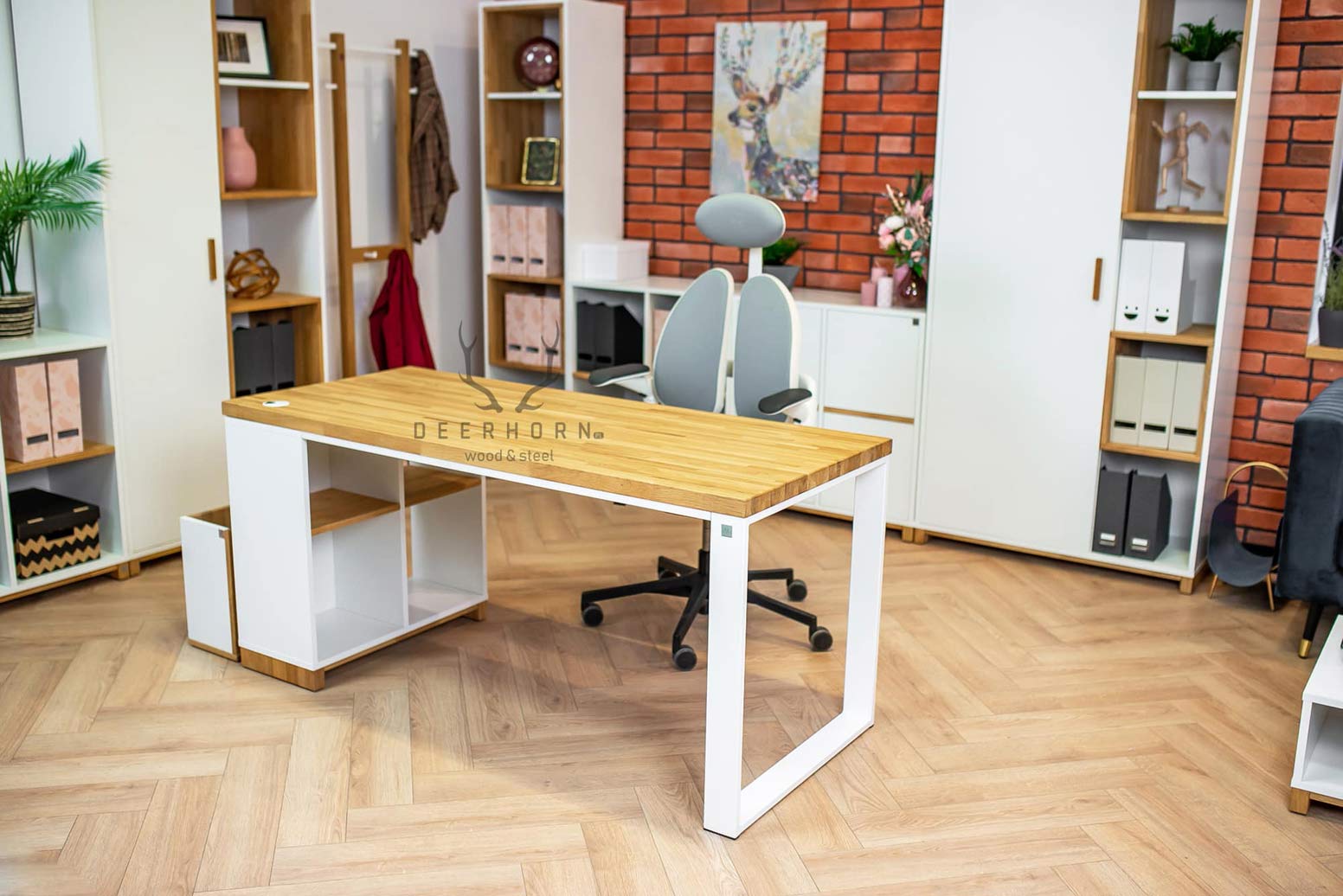 Weißer skandinavischer Bürotisch mit Regalen für Dokumente und Aktenordner