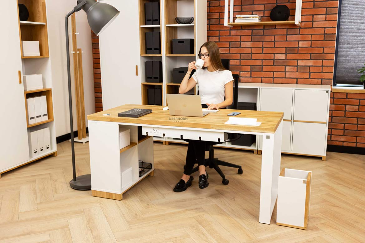 Weißer skandinavischer Bürotisch mit Regalen für Dokumente und Aktenordner