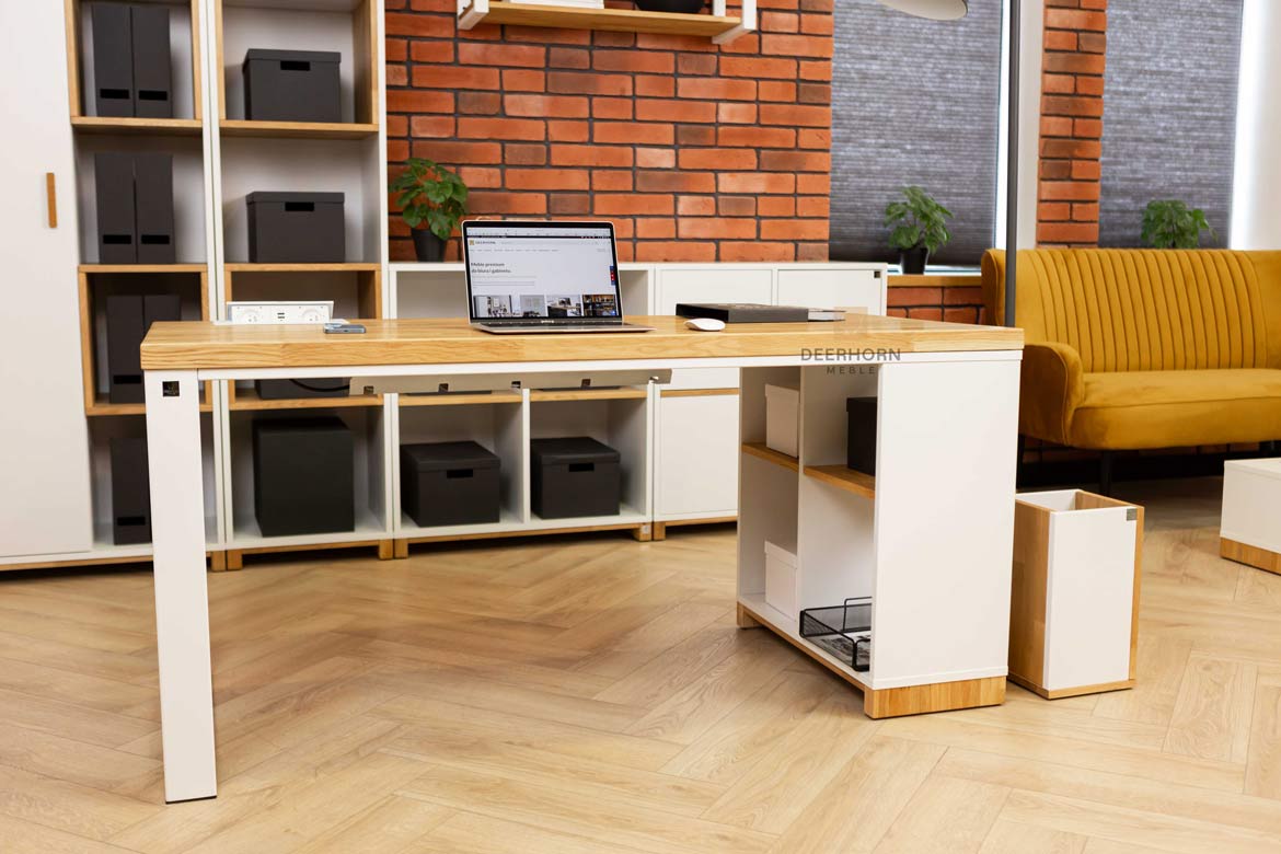 Weißer skandinavischer Bürotisch mit Regalen für Dokumente und Aktenordner