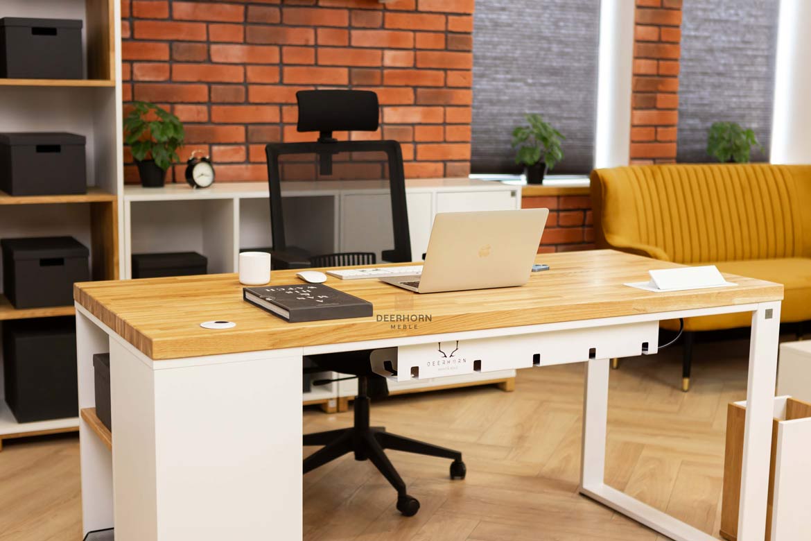 Weißer skandinavischer Bürotisch mit Regalen für Dokumente und Aktenordner