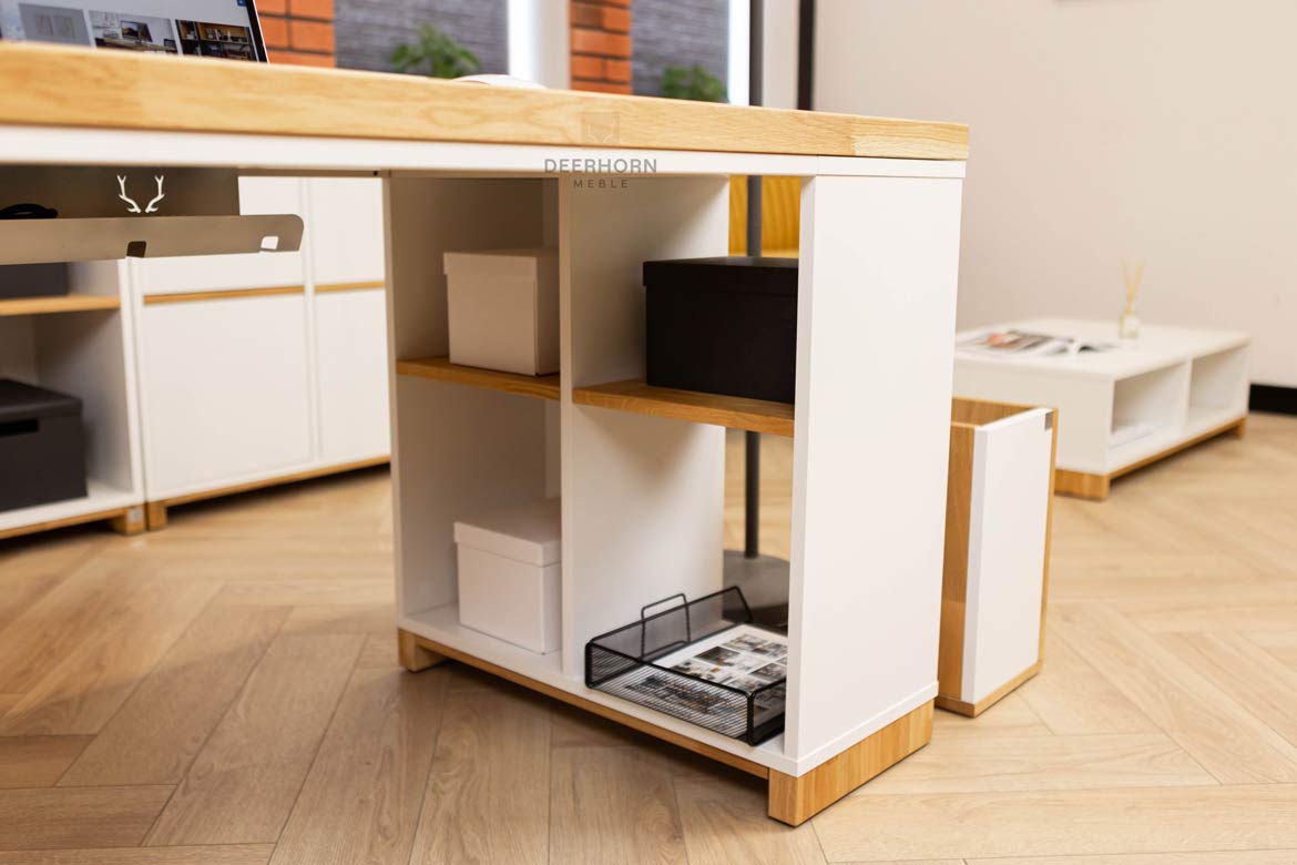 Weißer skandinavischer Bürotisch mit Regalen für Dokumente und Aktenordner