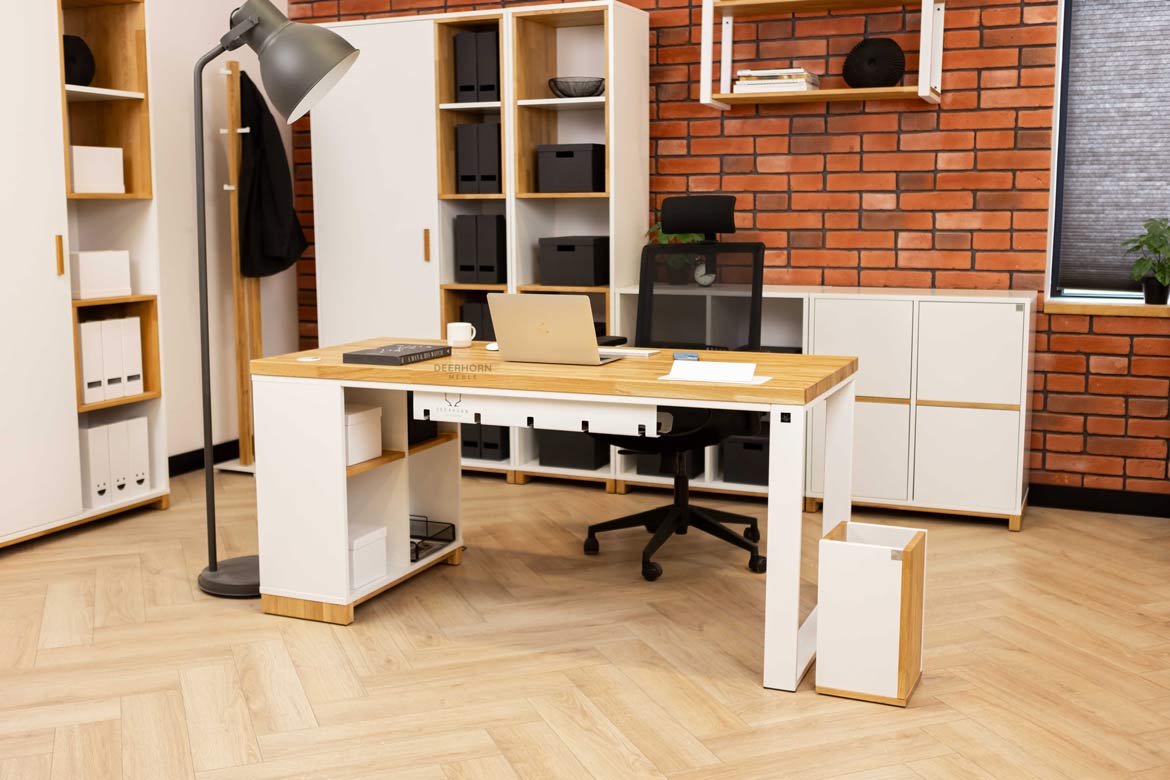 Weißer skandinavischer Bürotisch mit Regalen für Dokumente und Aktenordner