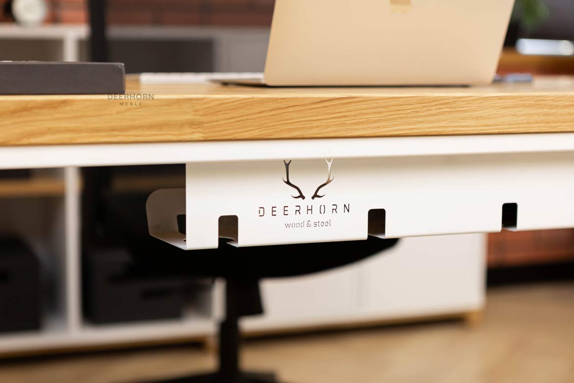 Weißer skandinavischer Bürotisch mit Regalen für Dokumente und Aktenordner