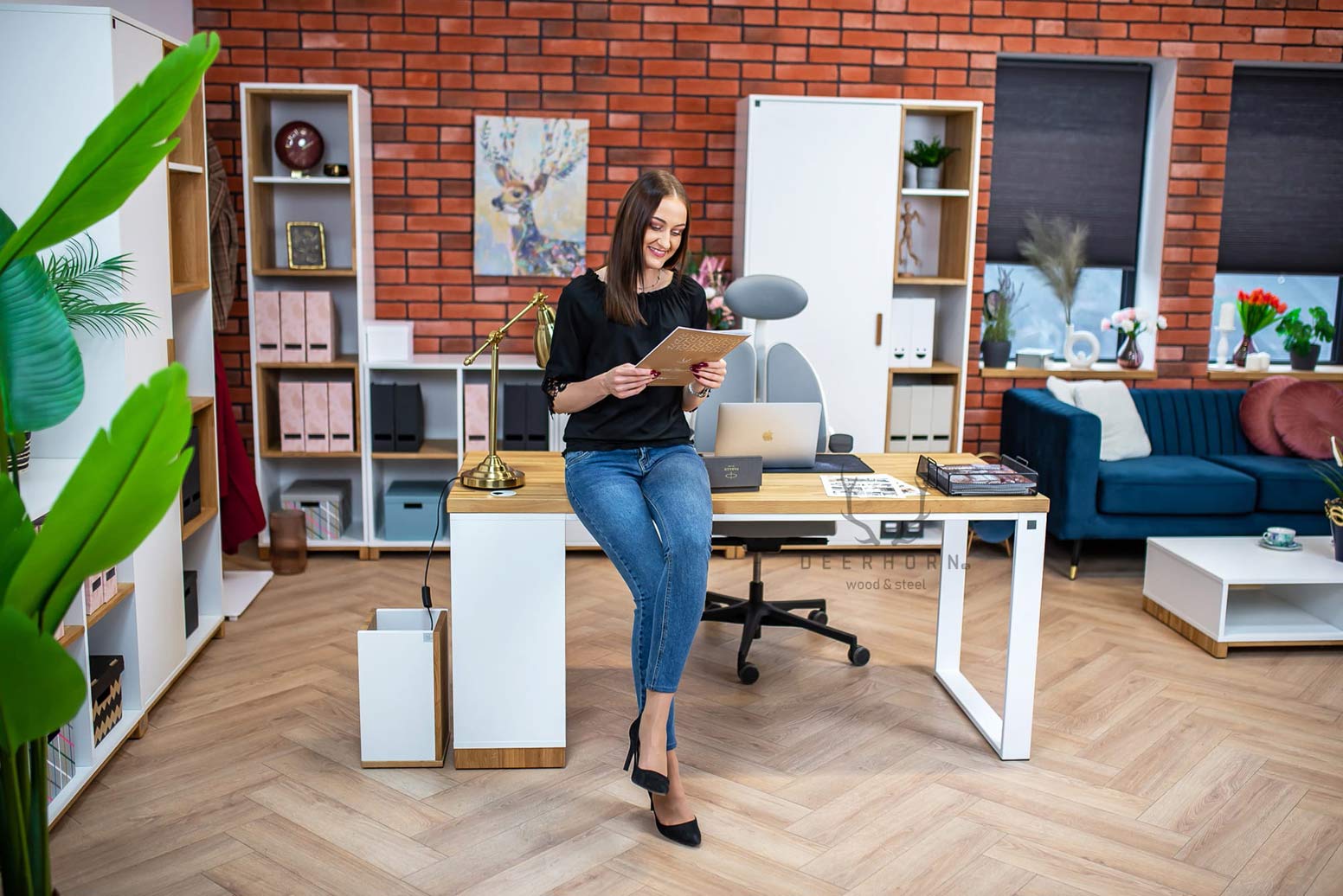 Weißer skandinavischer Bürotisch mit Regalen für Dokumente und Aktenordner