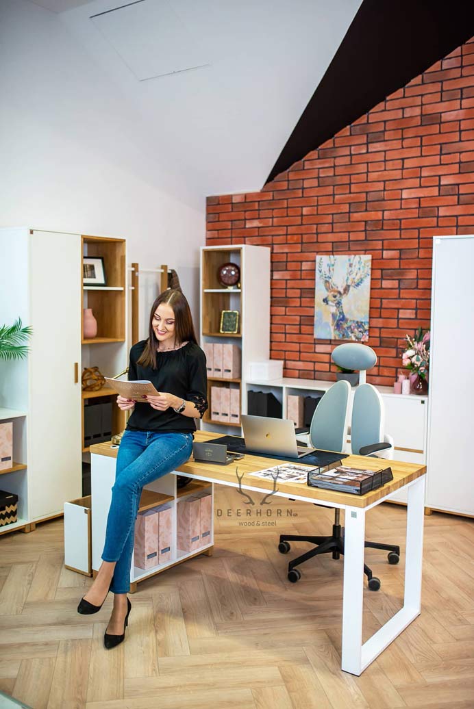 Weißer skandinavischer Bürotisch mit Regalen für Dokumente und Aktenordner