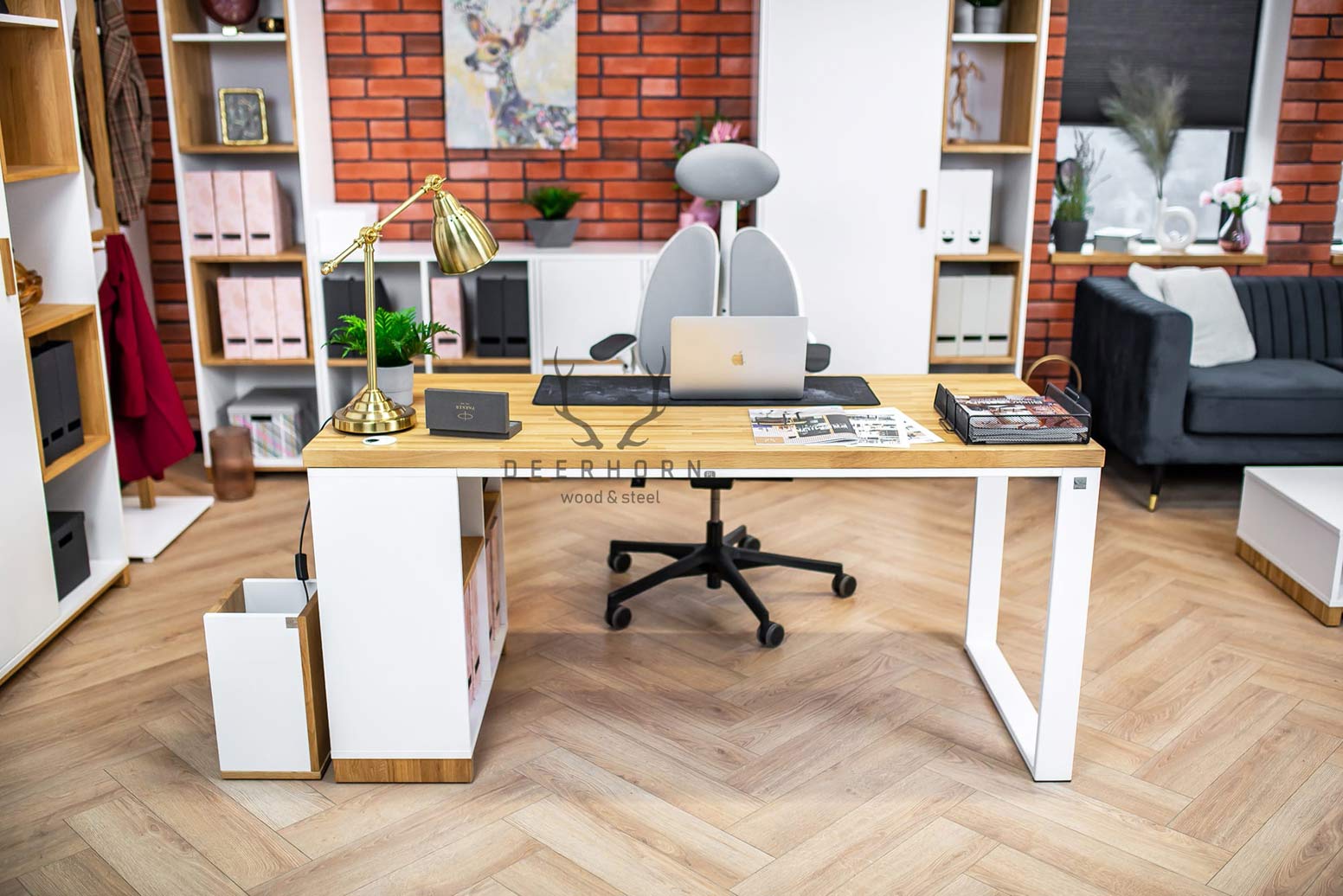 Weißer skandinavischer Bürotisch mit Regalen für Dokumente und Aktenordner