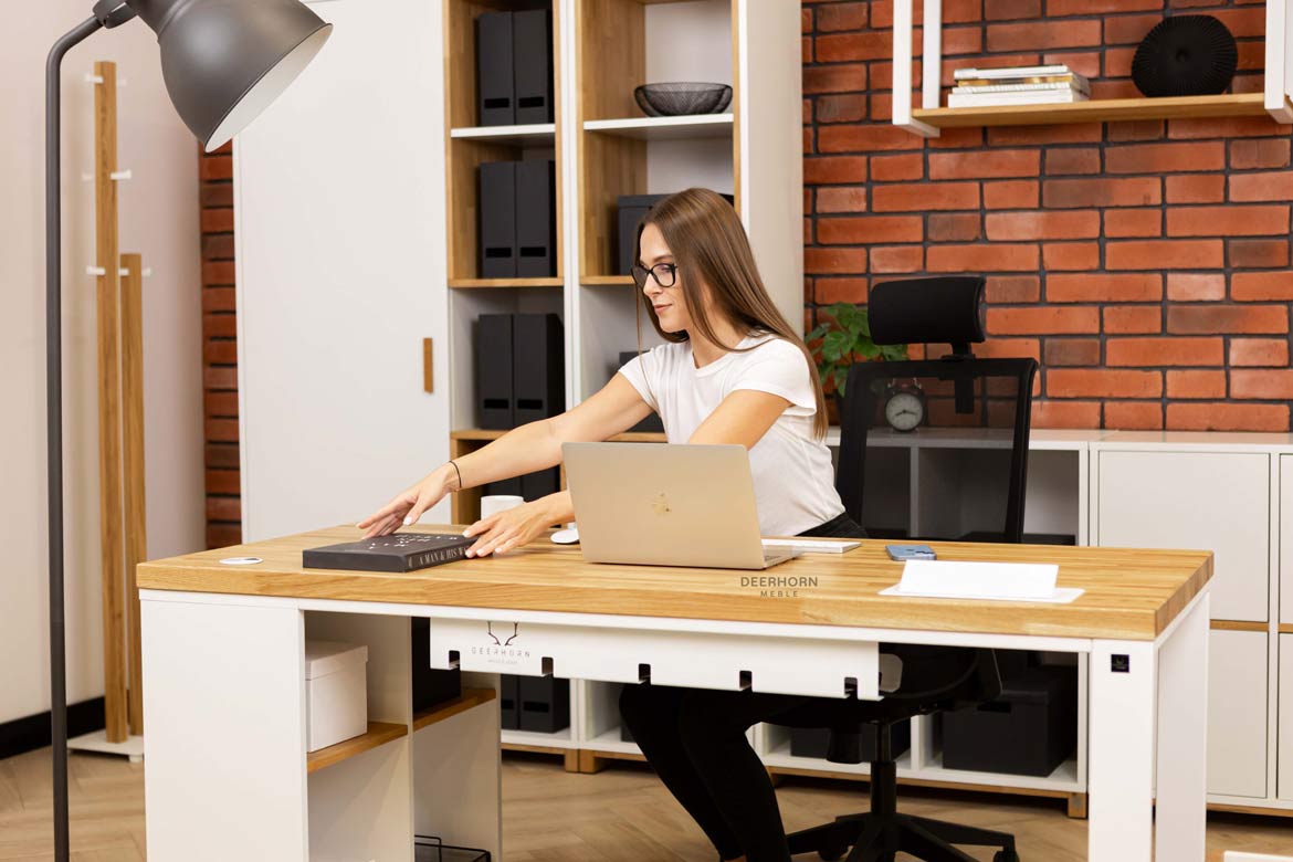 Weißer skandinavischer Bürotisch mit Regalen für Dokumente und Aktenordner