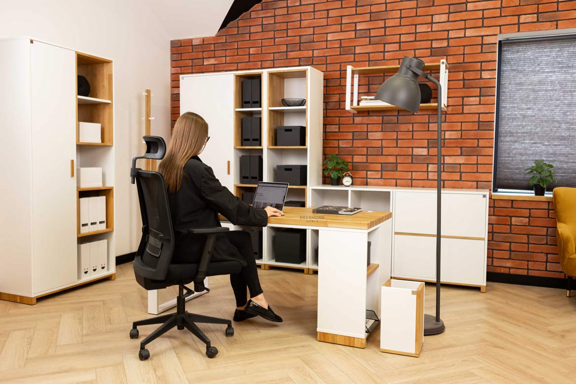Weißer skandinavischer Bürotisch mit Regalen für Dokumente und Aktenordner