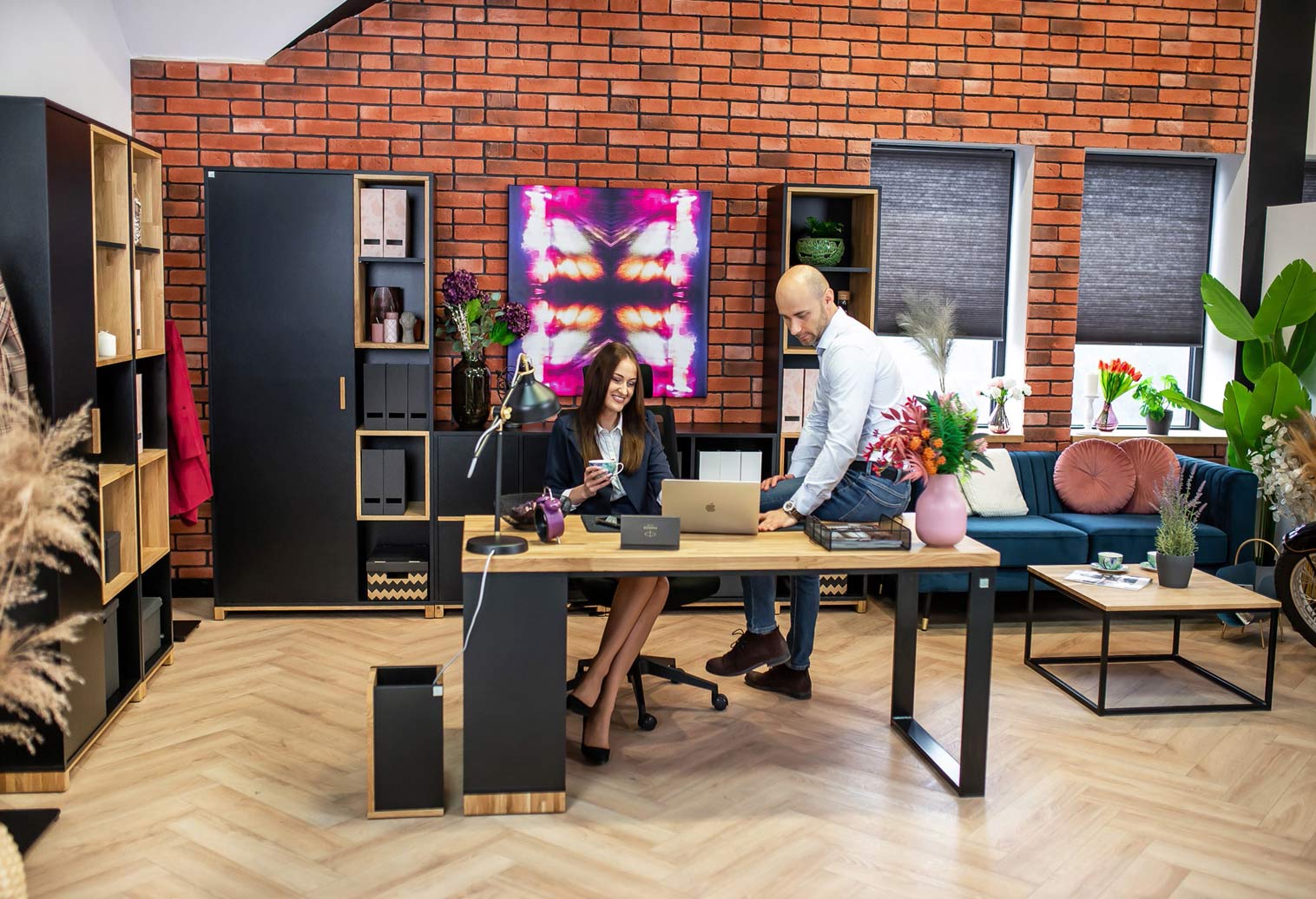 Funktionaler Schreibtisch mit Ablageflächen für Firmensitz schwarz rechts modern