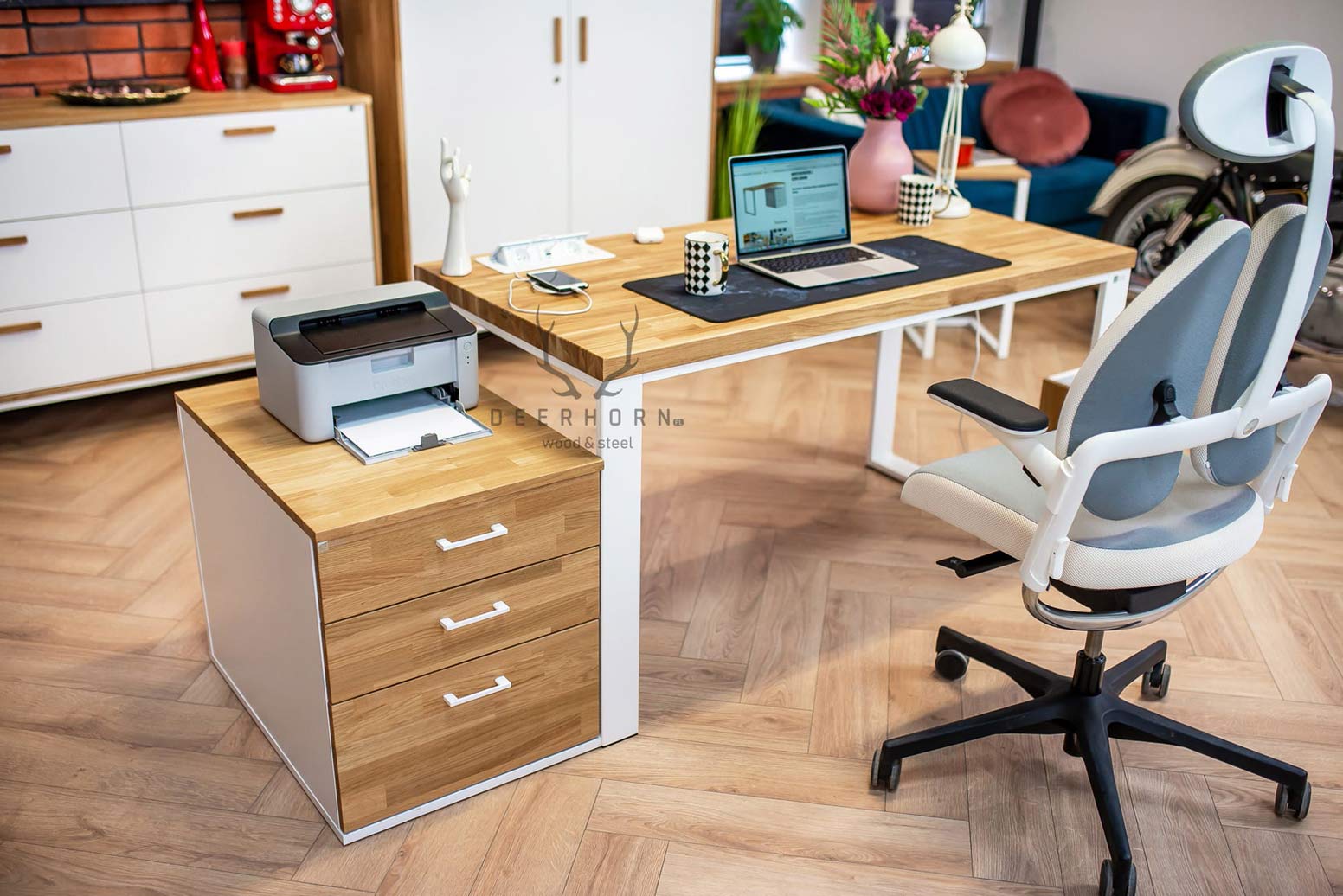 Weißer Schreibtisch mit Holzsockel für Dokumente und Bürozubehör