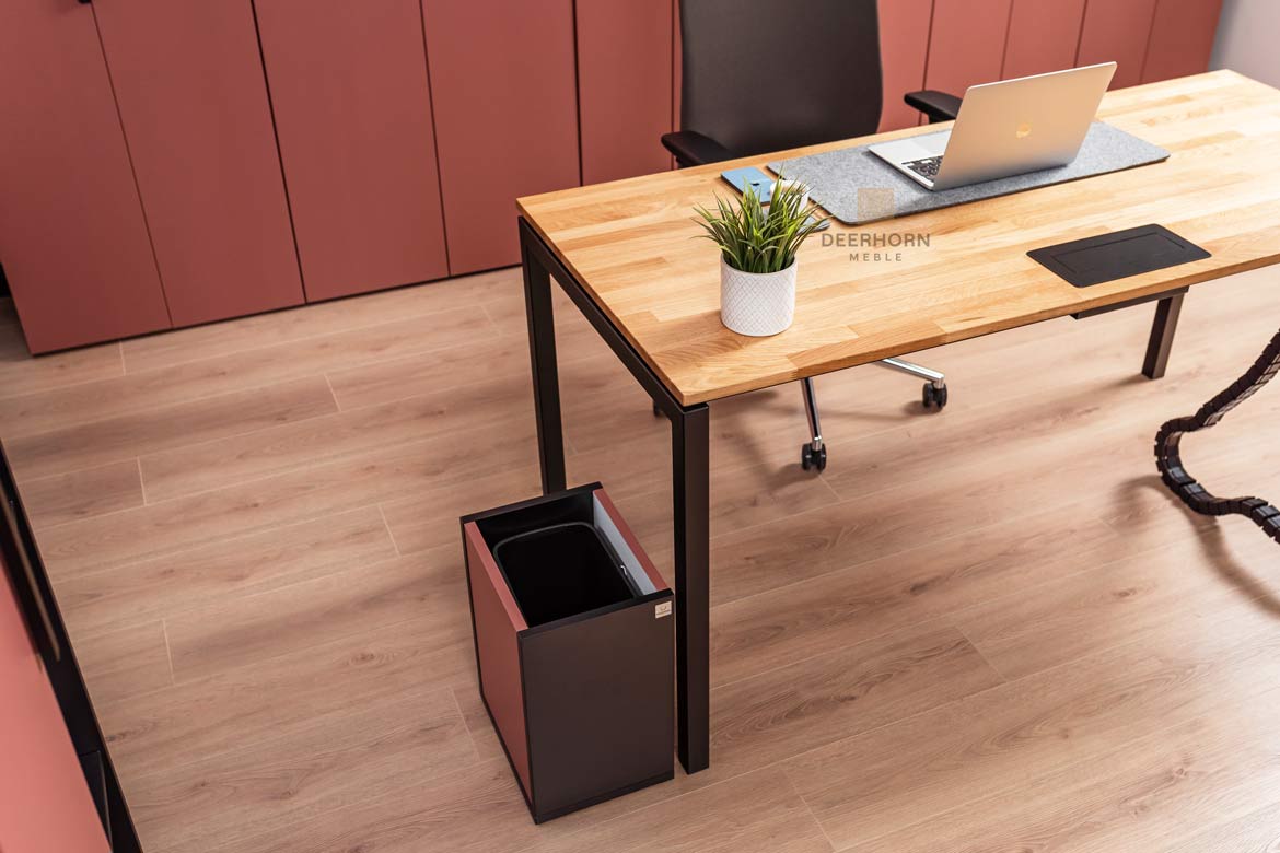 Holztisch für Büro auf schwarzen Metallbeinen