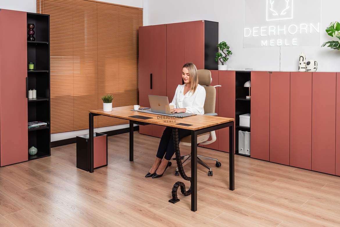 Holztisch für Büro auf schwarzen Metallbeinen